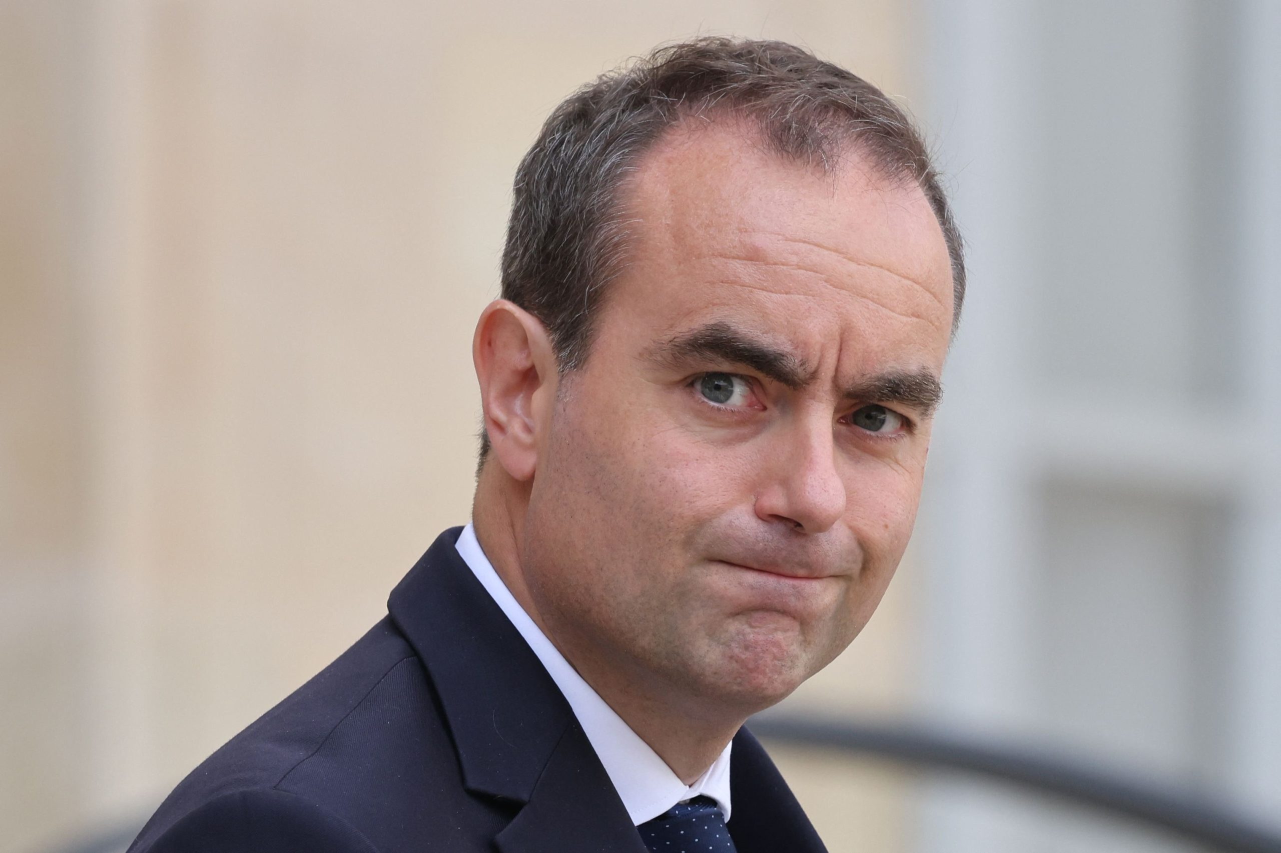 El primer ministro de Francia, Sébastien Lecornu, se retira de la reunión semanal del gabinete, en el Palacio del Elíseo, en París