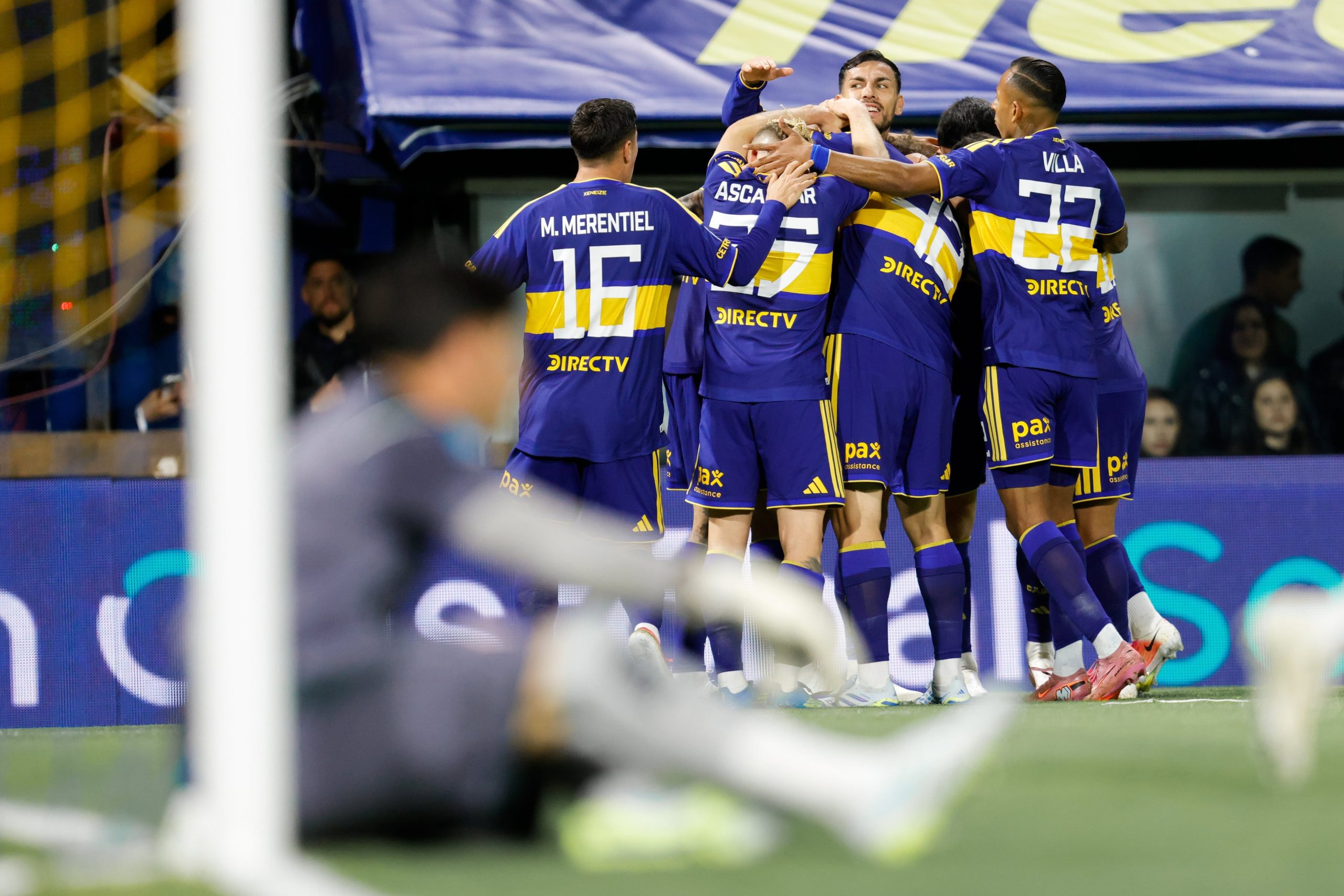 El abrazo de los jugadores de Boca tras el gol que abrió el marcador en la Bombonera