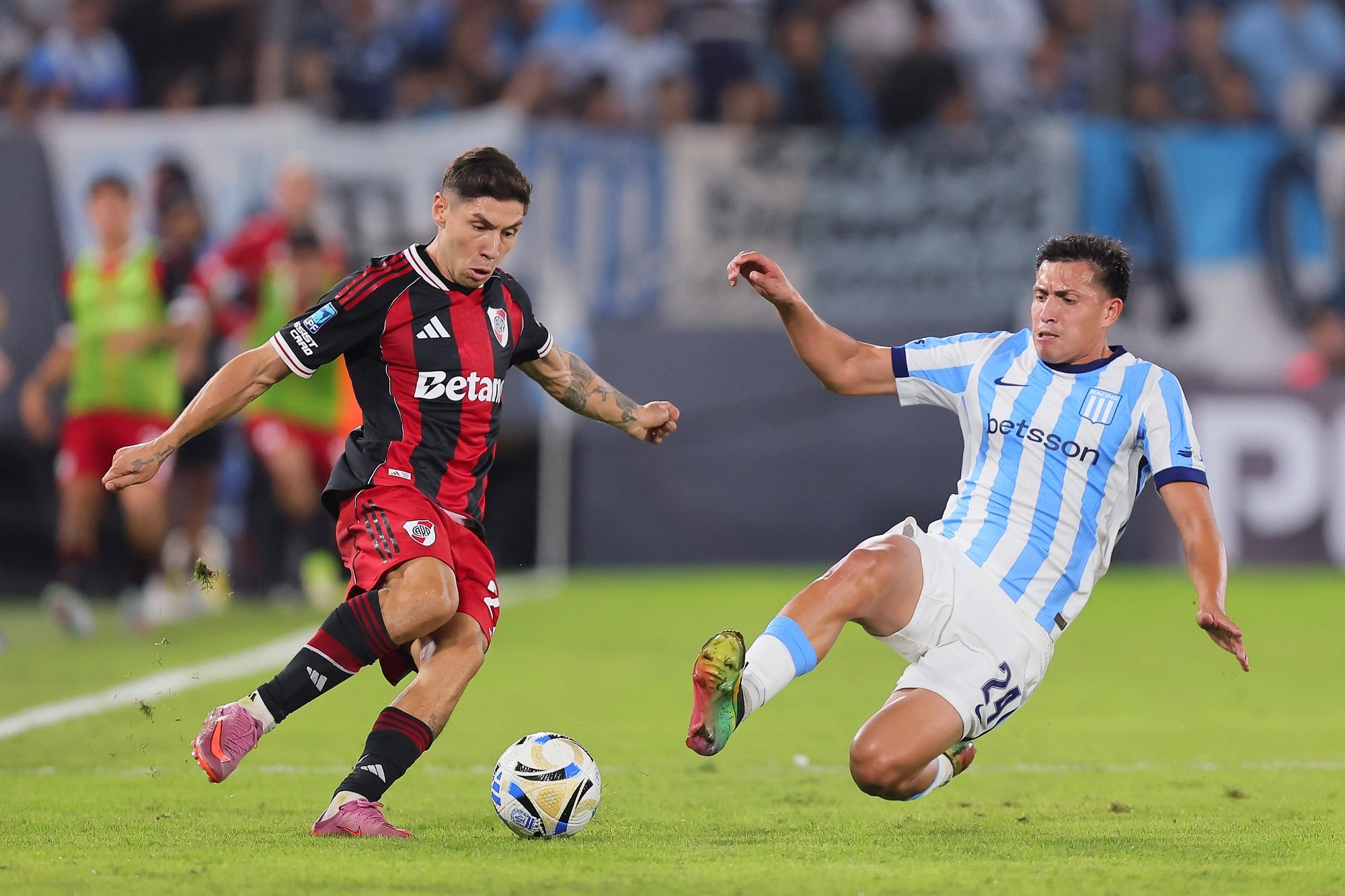 River y Racing se miden en el Monumental con la transmisión de TNT Sports