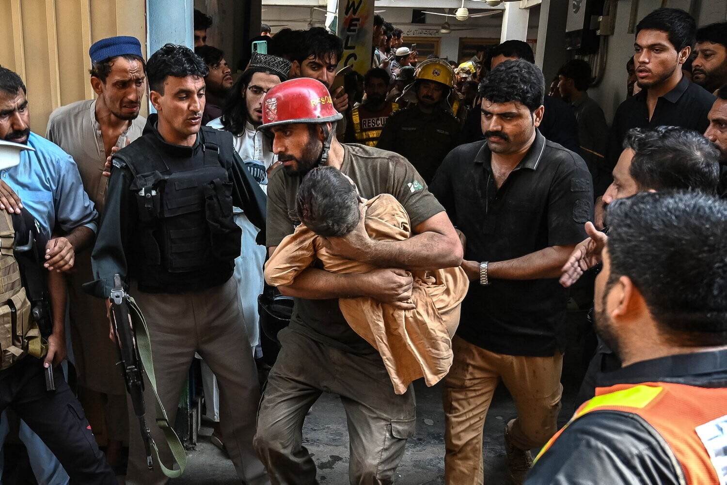 Se derrumbó el techo de una escuela en Pakistán: murieron 27 niños y un profesor.