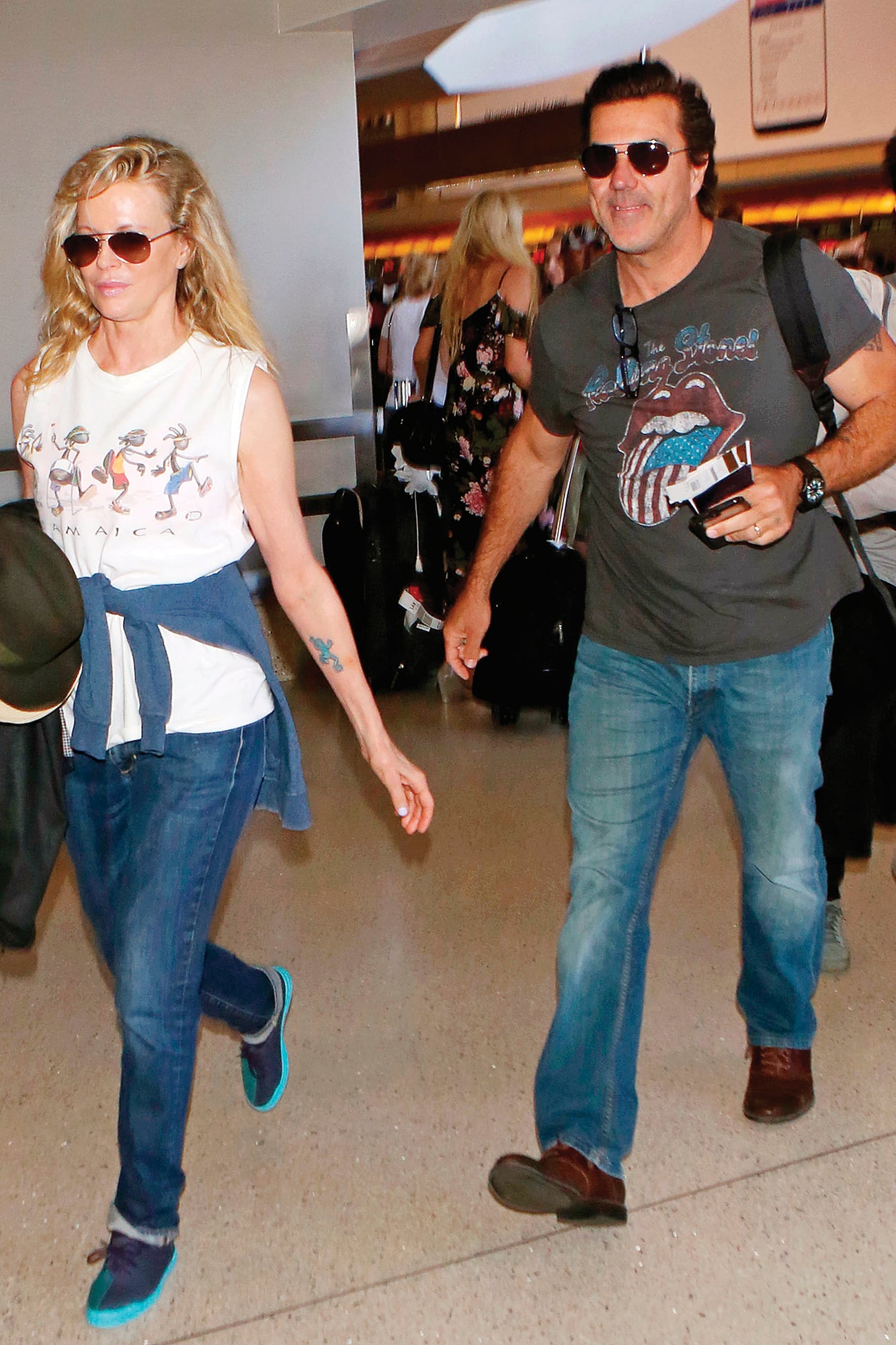 Con su actual pareja,  el estilista Mitch Stone, en el aeropuerto de Los Ángeles, en 2017. Llevan doce años juntos