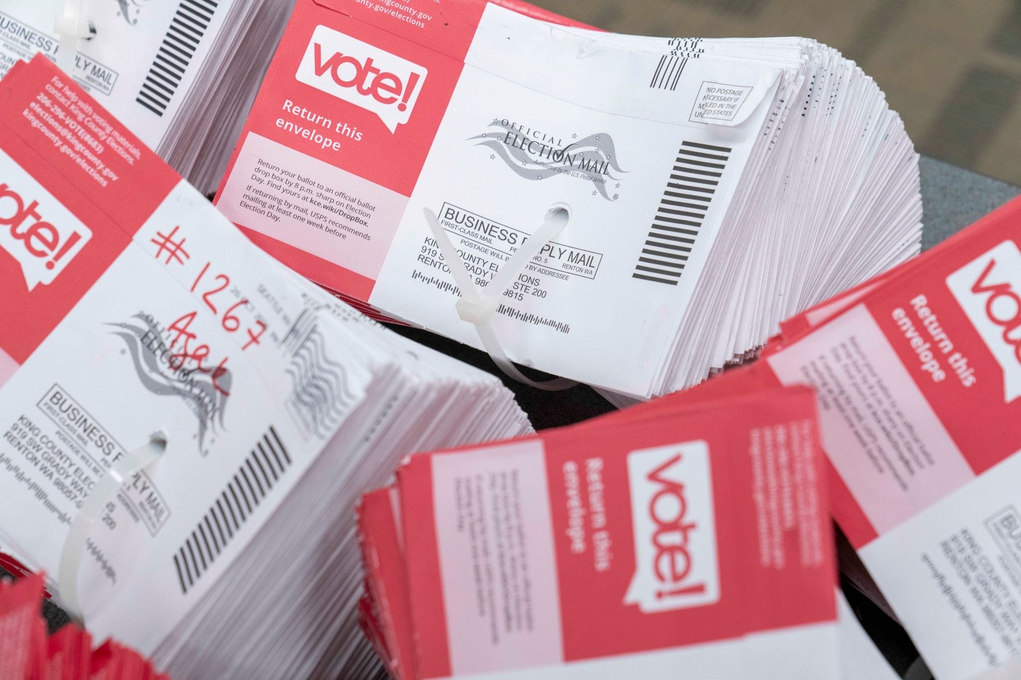 Sobres vacíos de votos por correo son agrupados durante el escrutinio de las elecciones legislativas de Estados Unidos, en Renton, Washington