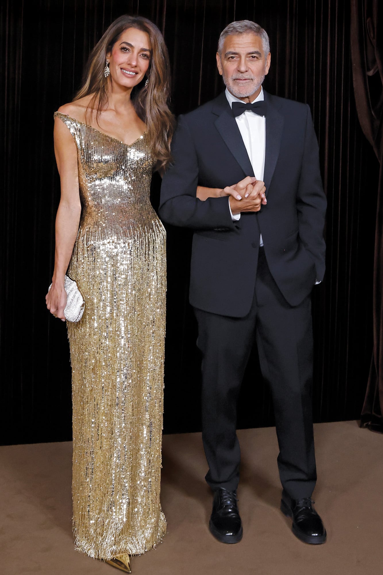 Para la ocasión, Amal lució un diseño de Gucci de silueta entallada y flecos en cascada mientras que Clooney optó por un clásico smoking negro