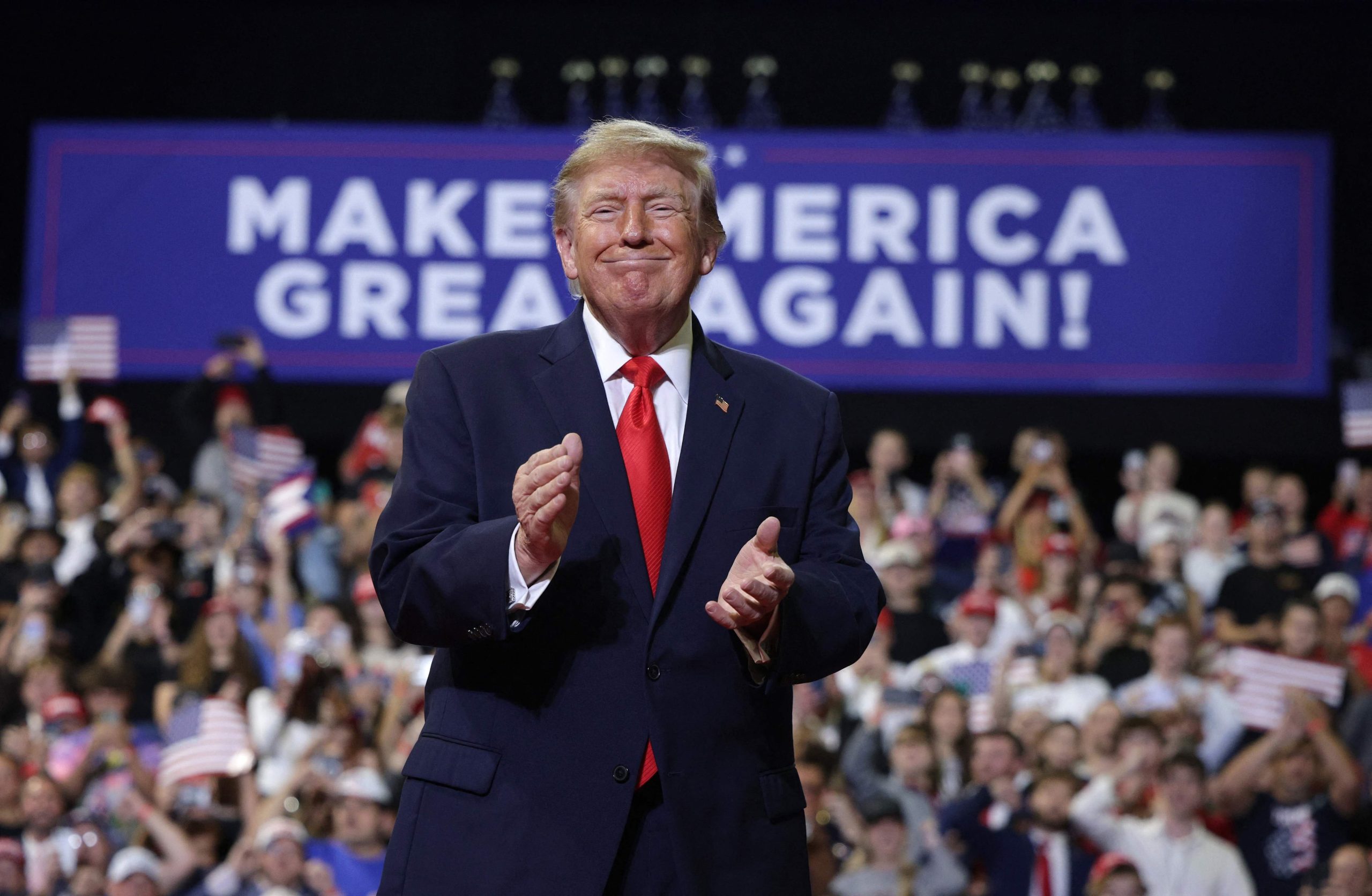 Trump saluda al público antes de pronunciar un discurso durante un acto de campaña en el Covelli Centre, en Youngstown, Ohio