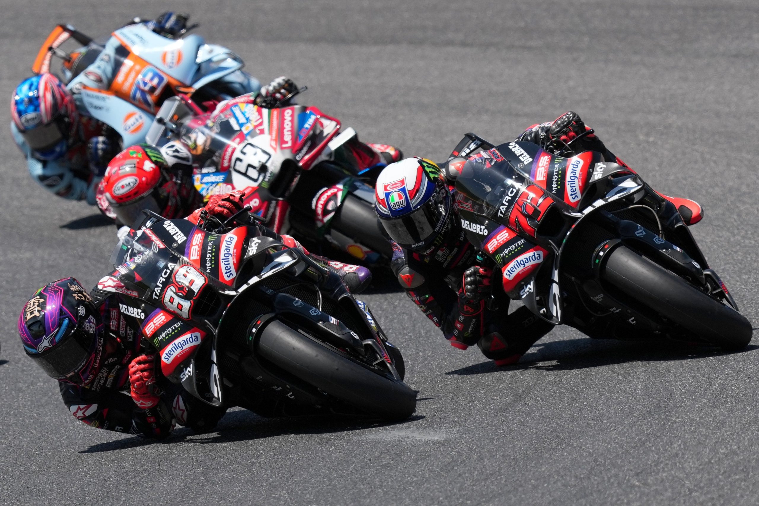 El español Jorge Martín (izquierda) busca consolidarse como líder del Mundial de MotoGP (AP Photo/Antonio Calanni)