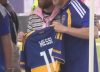 “Dame la azul y amarilla”: qué dijo Messi cuando le regalaron una camiseta de Boca en Miami