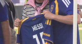 “Dame la azul y amarilla”: qué dijo Messi cuando le regalaron una camiseta de Boca en Miami