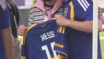 “Dame la azul y amarilla”: qué dijo Messi cuando le regalaron una camiseta de Boca en Miami