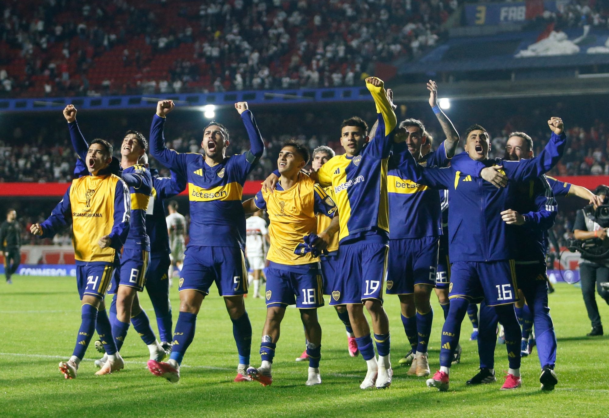 Jugadores de Boca saludan a la hinchada al finalizar el partido de vuelta de los cuartos de final de la Copa Sudamericana contra São Paulo