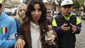 Claudia Villafañe, Dalma y Gianinna se dieron vuelta para no ver una foto del cuerpo de Maradona en el juicio