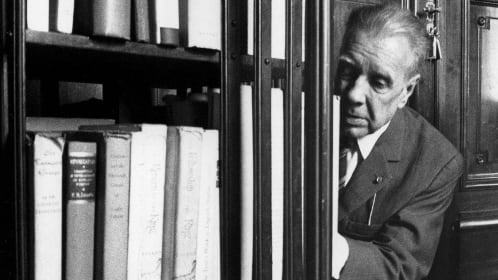 Fotografía de Jorge Luis Borges en su biblioteca. (Foto: Sara Facio)