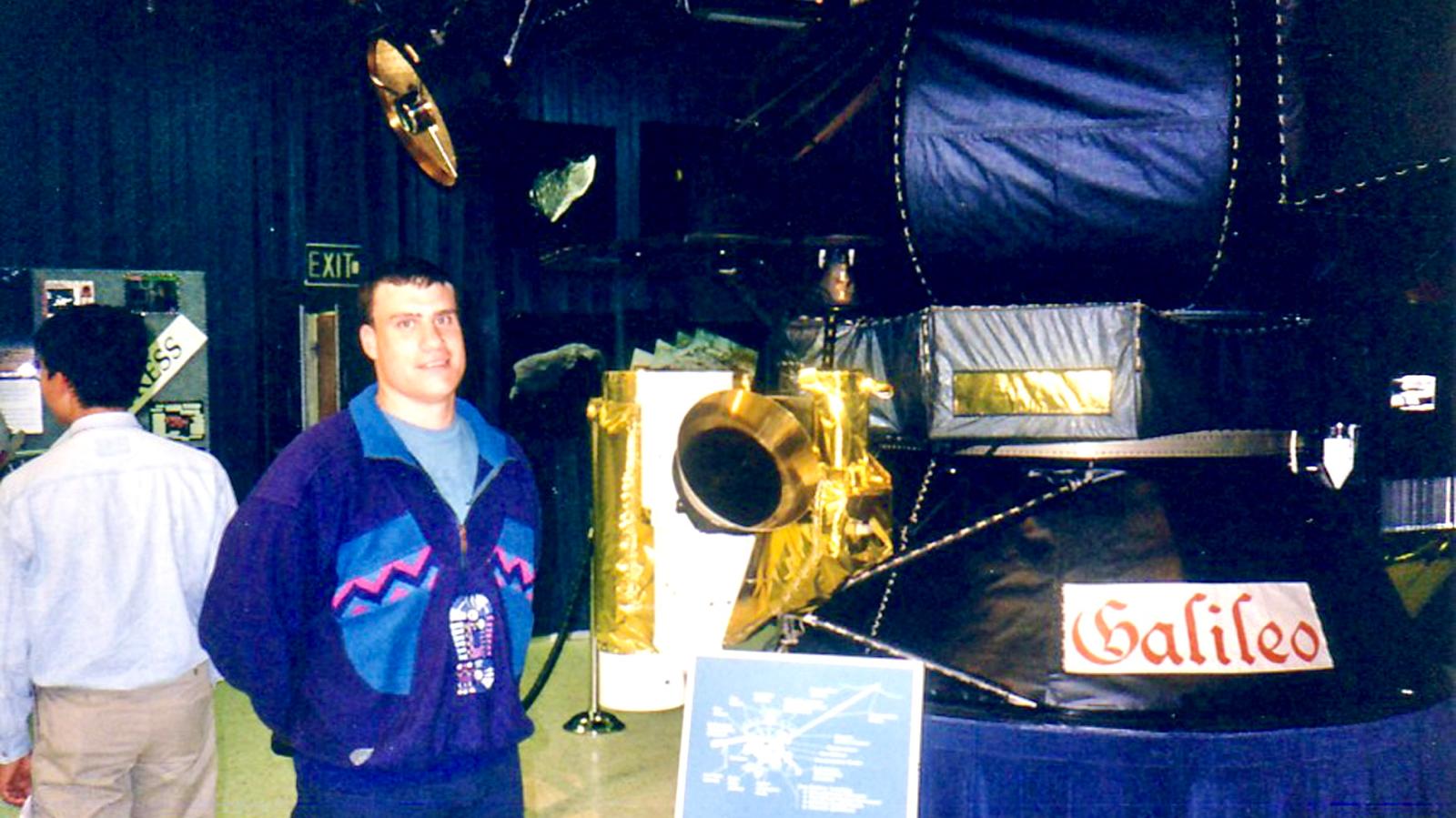 Figueredo junto a un modelo de la nave Galileo en el JPL. (Foto: cortesía Patricio Figueredo)