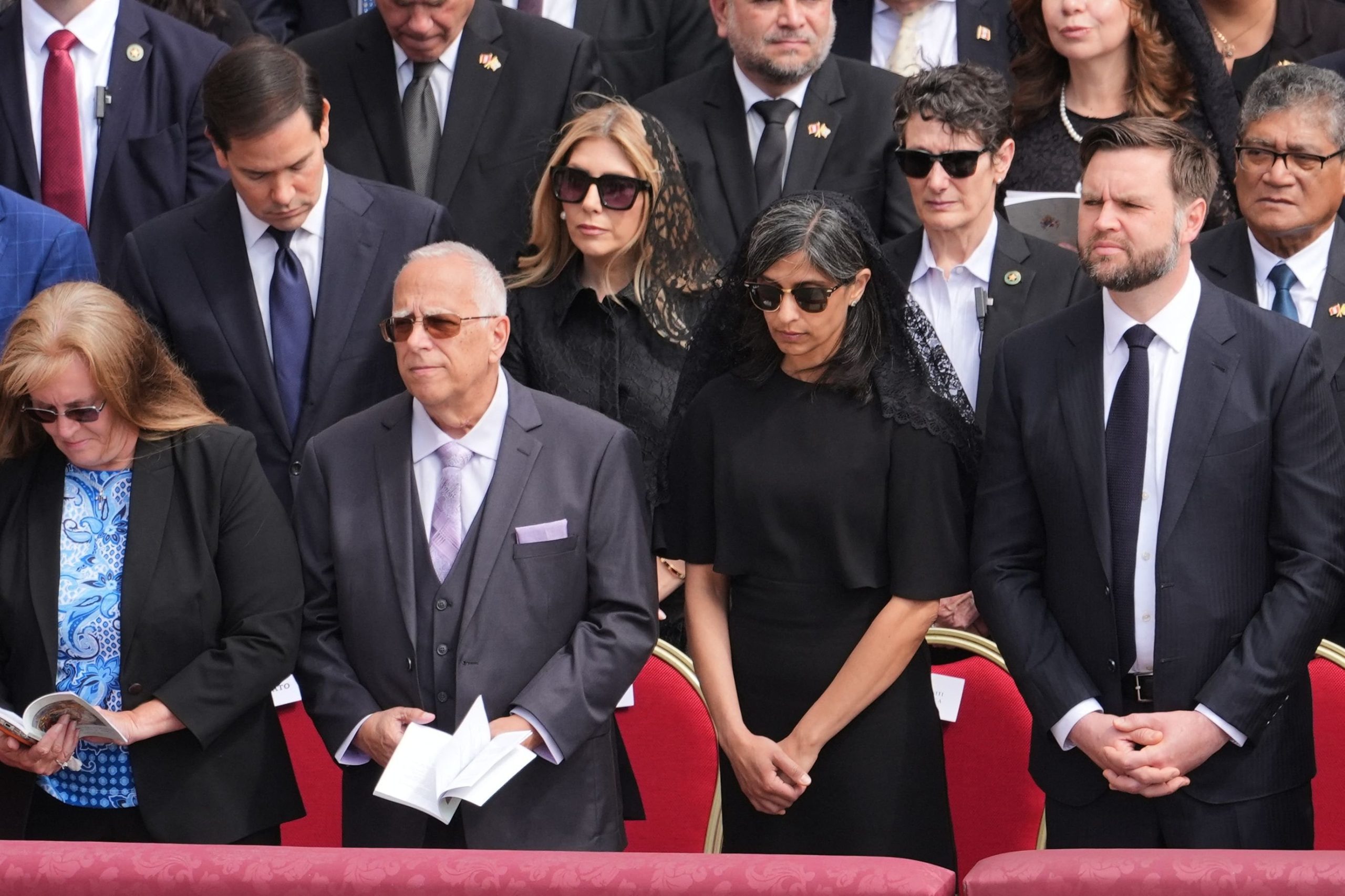 Marco Rubio y JD Vance durante la misa de inicio del pontificado en el Vaticano, el 18 de mayo de 202