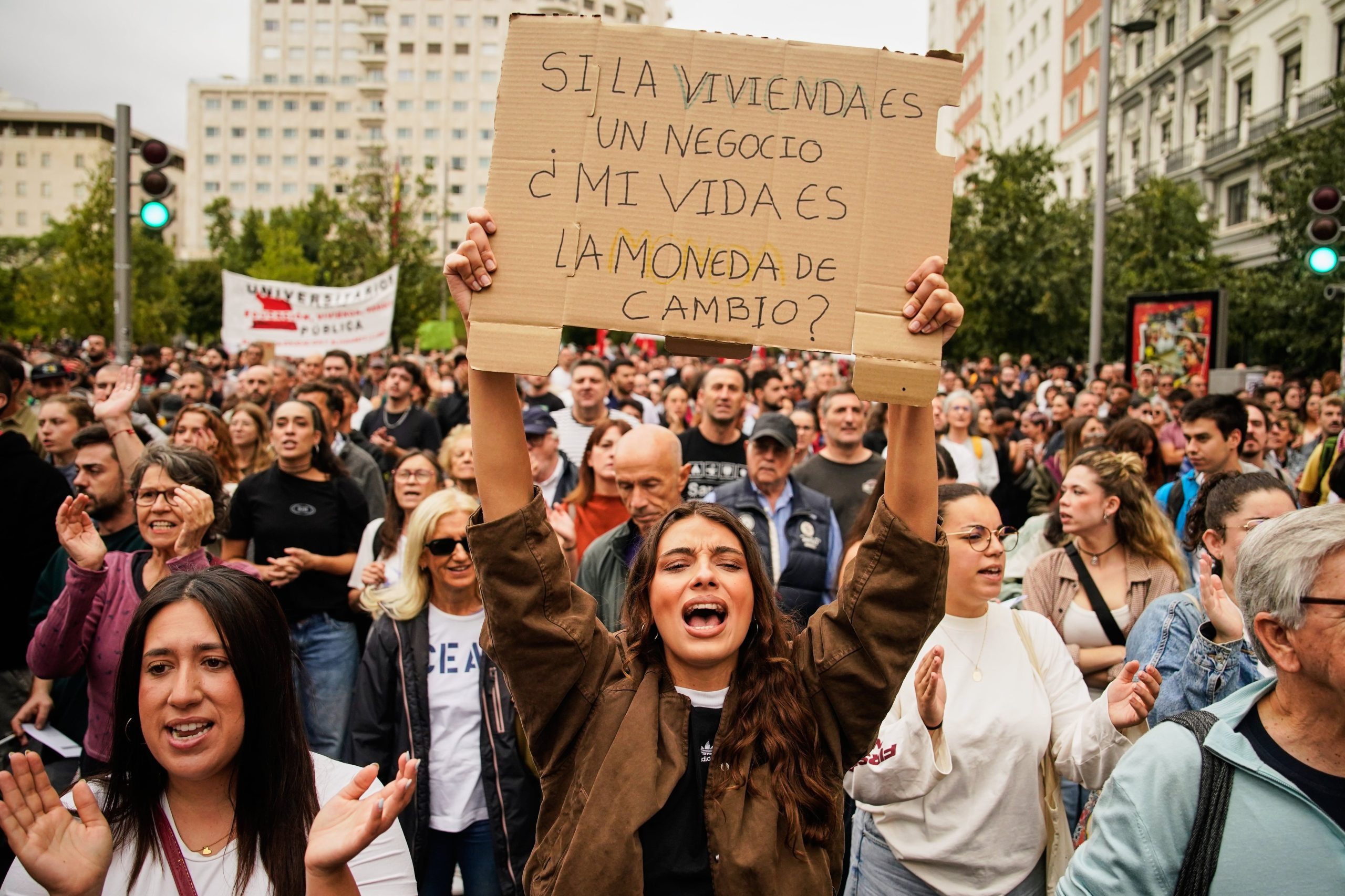 Manifestantes exhiben pancartas denunciando la crisis de la vivienda en el centro de Madrid