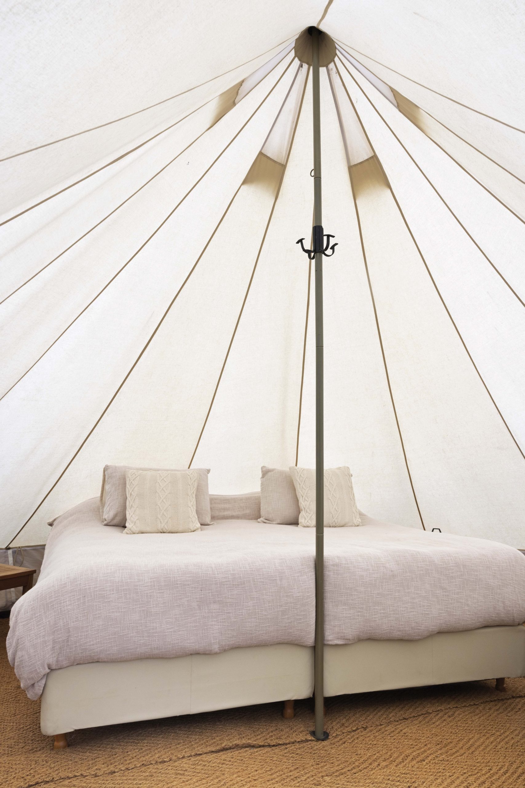 Las carpas tipo tienda de campaña “bell tent” son muy cómodas, y dentro de ellas se puede estar perfectamente parado.