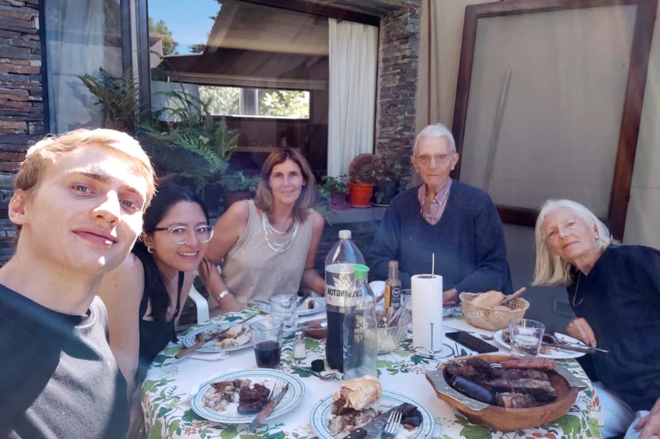 Pia junto a su novio y parte de su familia, que la recibió como un miembro más.