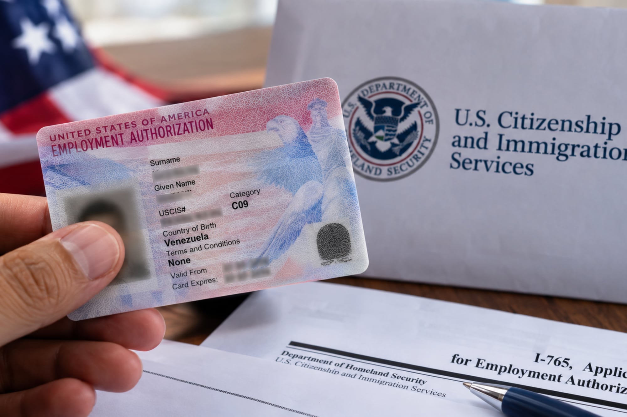 El documento establece fechas de acción final y fechas de presentación para determinar cuándo los solicitantes pueden avanzar con sus trámites migratorios
