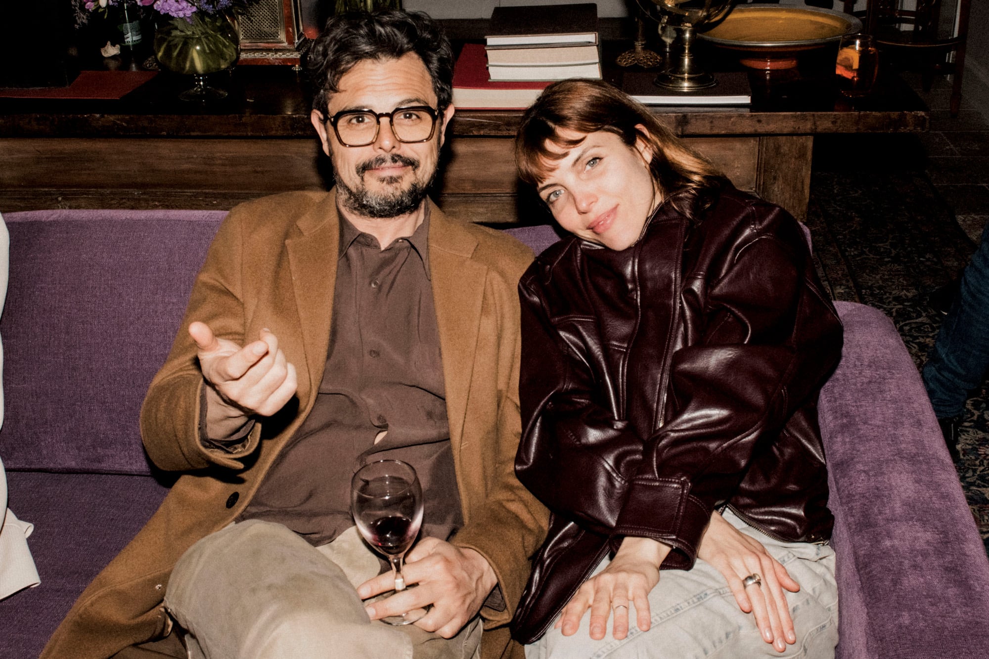 Sebastián Irigo, director de Otras palabras, junto a la actriz y cantante Josefina Scaglione
