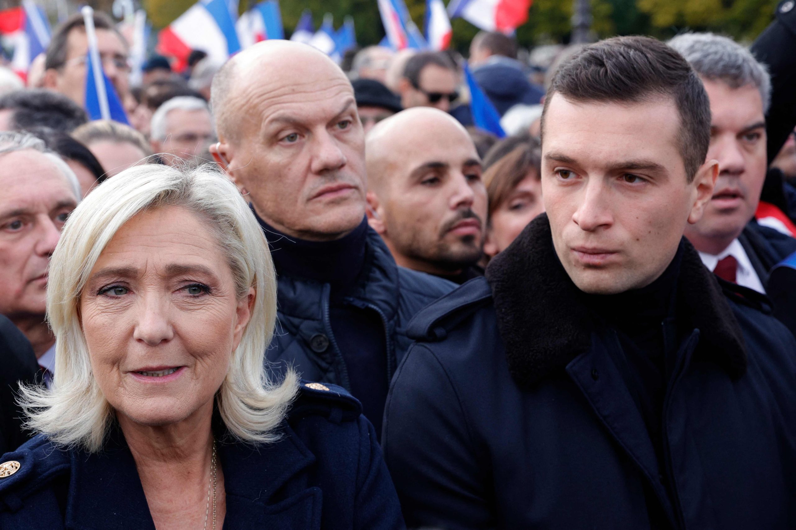 La diputada del partido francés de extrema derecha Reagrupamiento Nacional (RN) Marine Le Pen y el presidente de esa fuerza, Jordan Bardella participan de una manifestación contra el antisemitismo en París