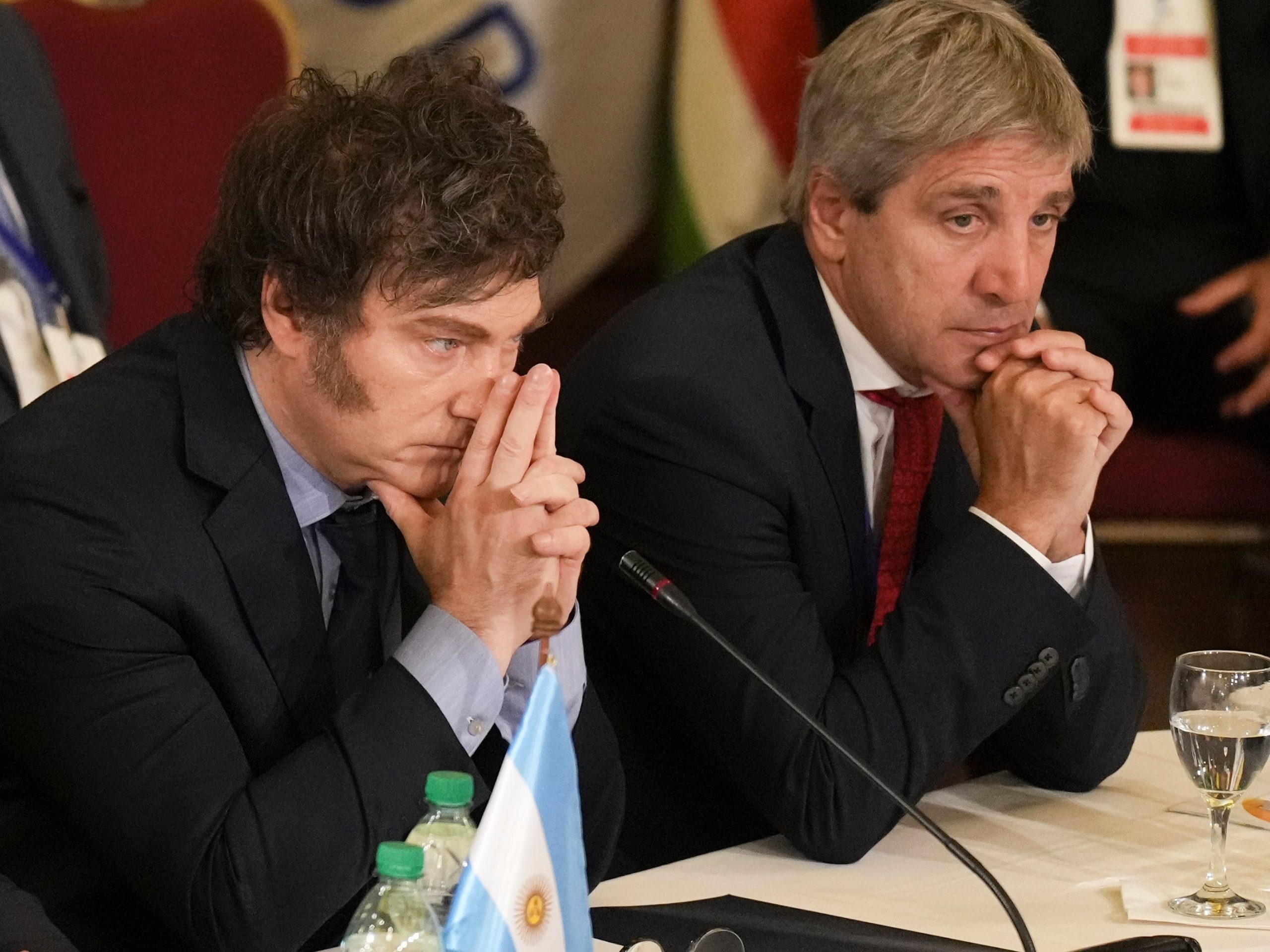ARCHIVO - El presidente de Argentina, Javier Milei, a la izquierda, y el ministro de Economía, Luis Caputo, en una cumbre del Mercosur en Montevideo, Uruguay, el 6 de diciembre de 2024. (AP Foto/Matilde Campodónico, Archivo)