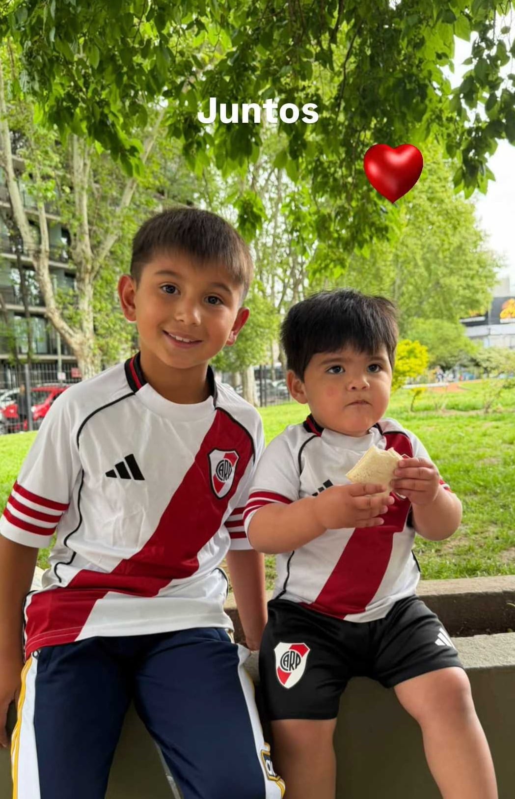 Francesco Benicio y Amadeo Rial, juntos en Buenos Aires. (Foto: @jrial)