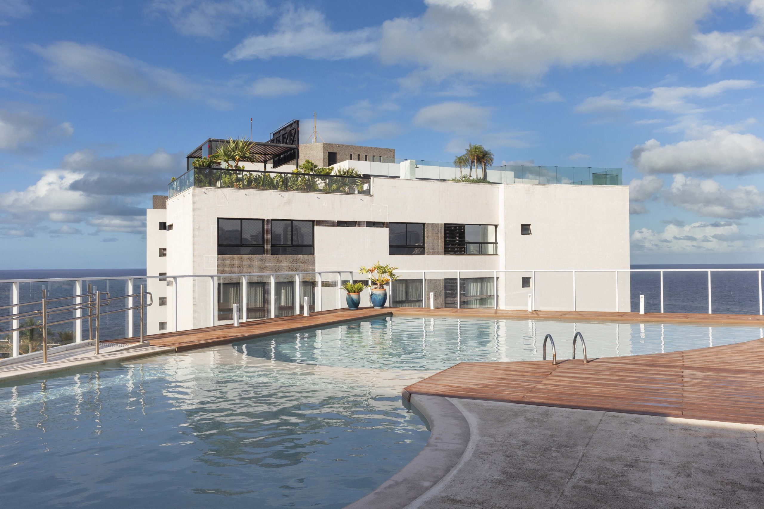 Piscina del Novotel Salvador Rio Vermelho: la mejor puesta de sol de la ciudad.