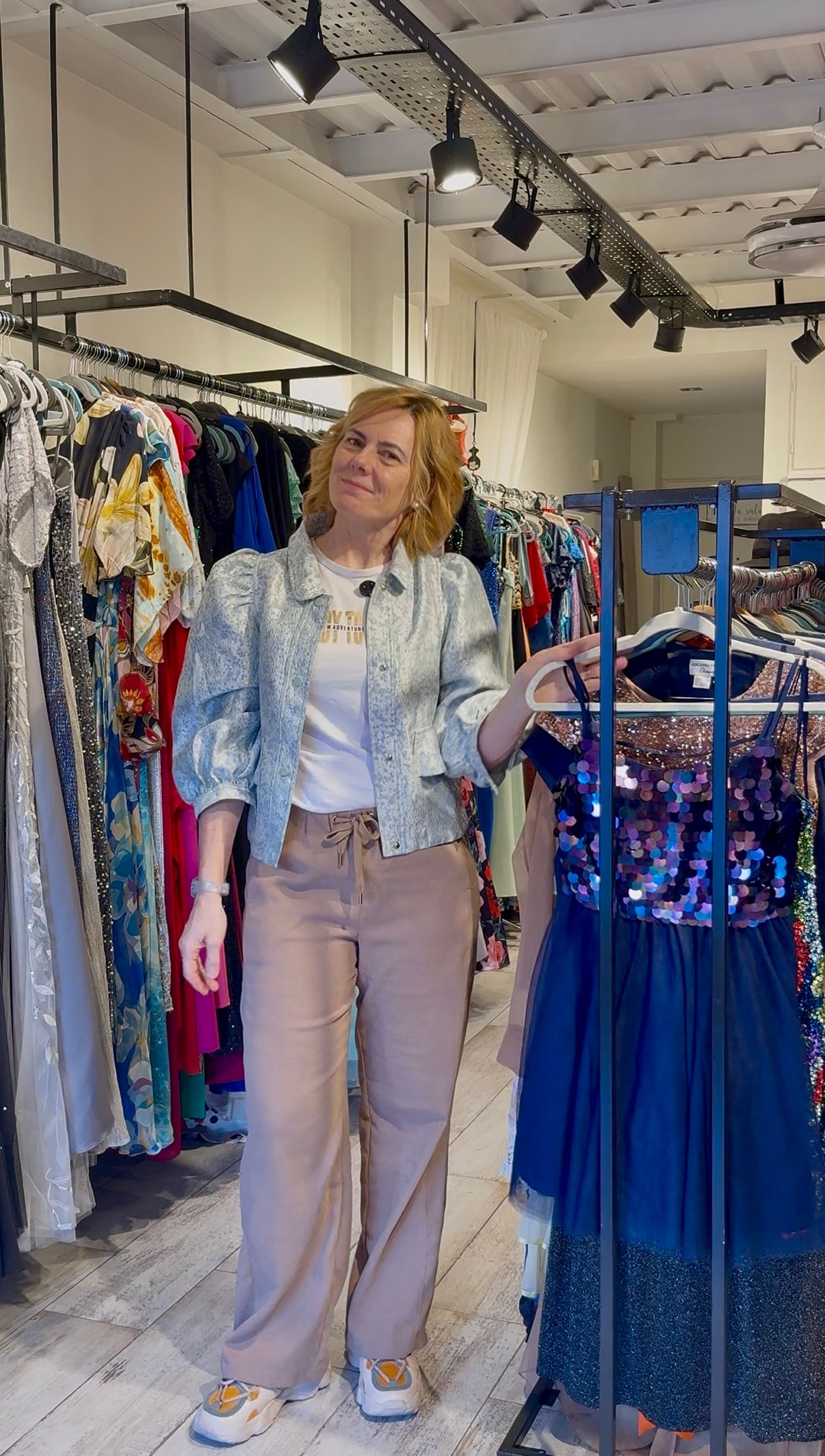 Hoy tiene un showroom cerca de la estación, con las ganancias puede comprar más vestidos y hacer producción de fotos