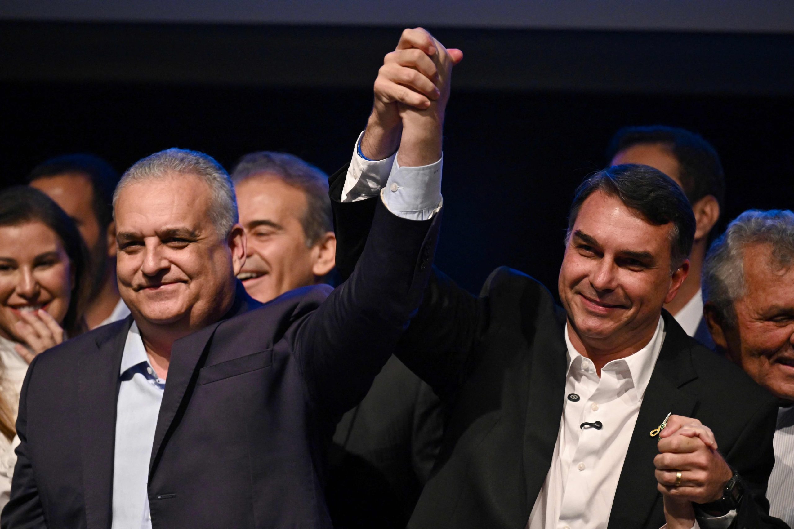 Alfredo Gaspar junto a Flavio Bolsonaro (Photo by Evaristo Sa / AFP)