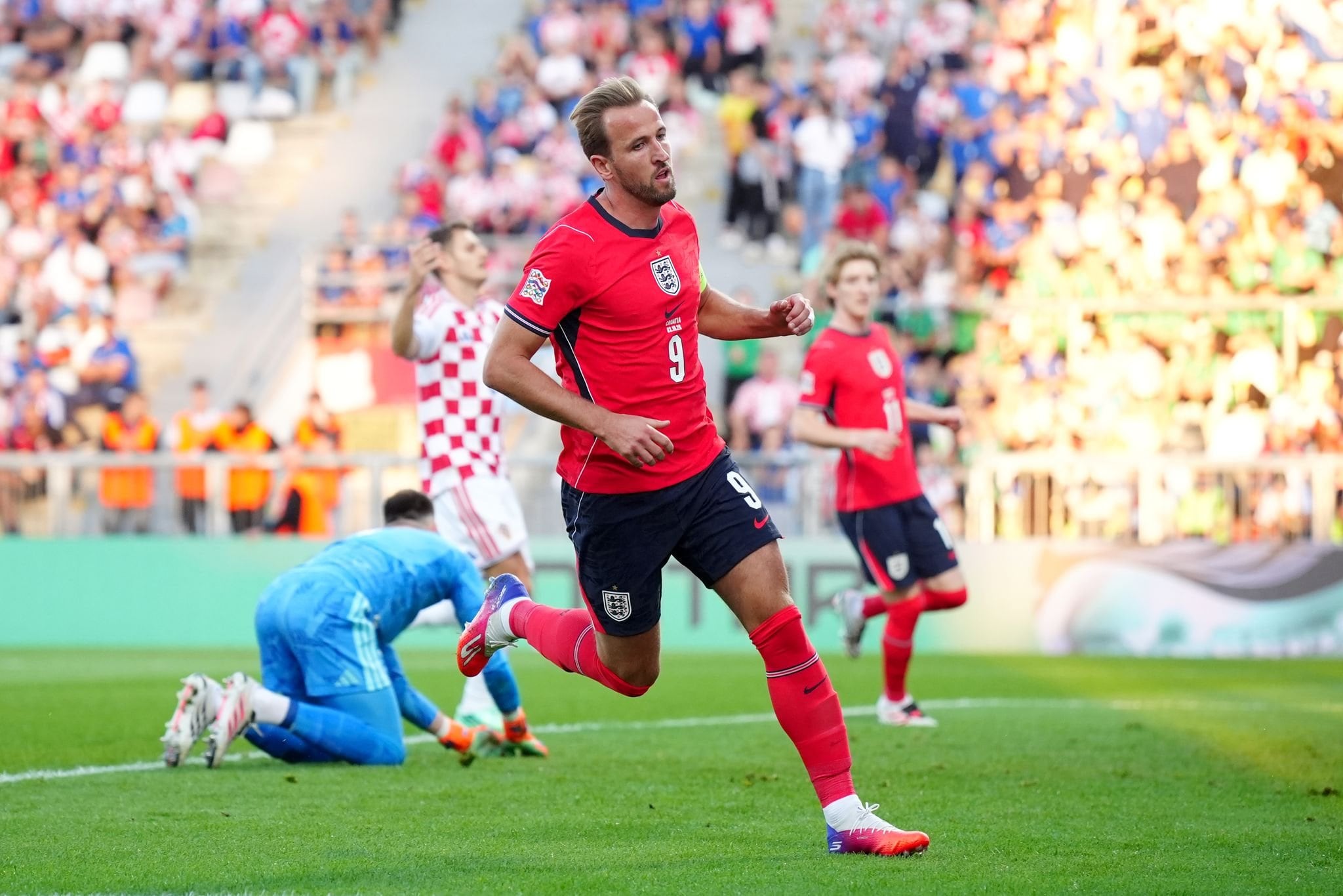 Harry Kane sale a festejar el primer gol de Inglaterra