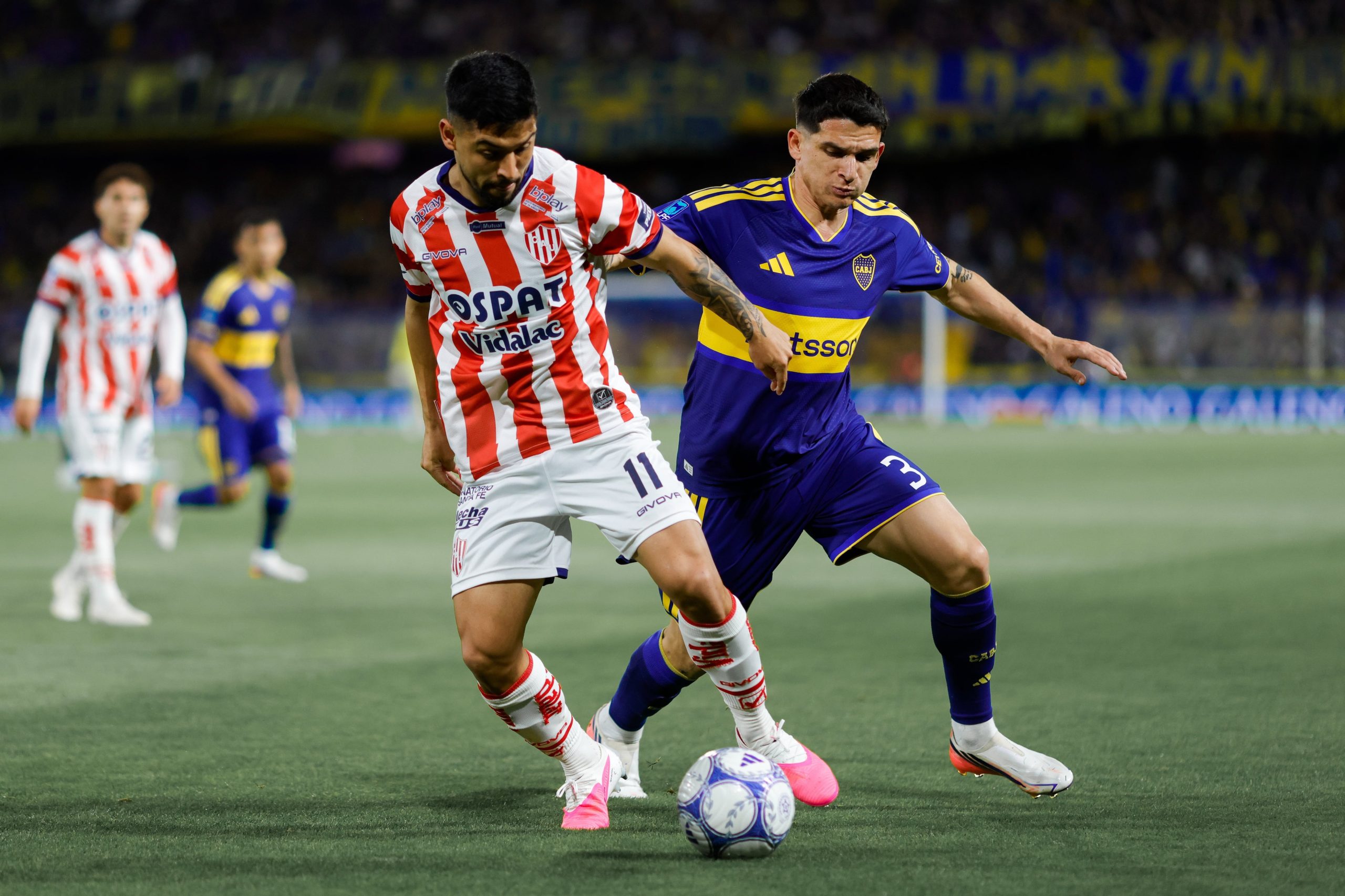 Mauro Luna Diale aguanta la pelota ante la marca de Lautaro Blanco