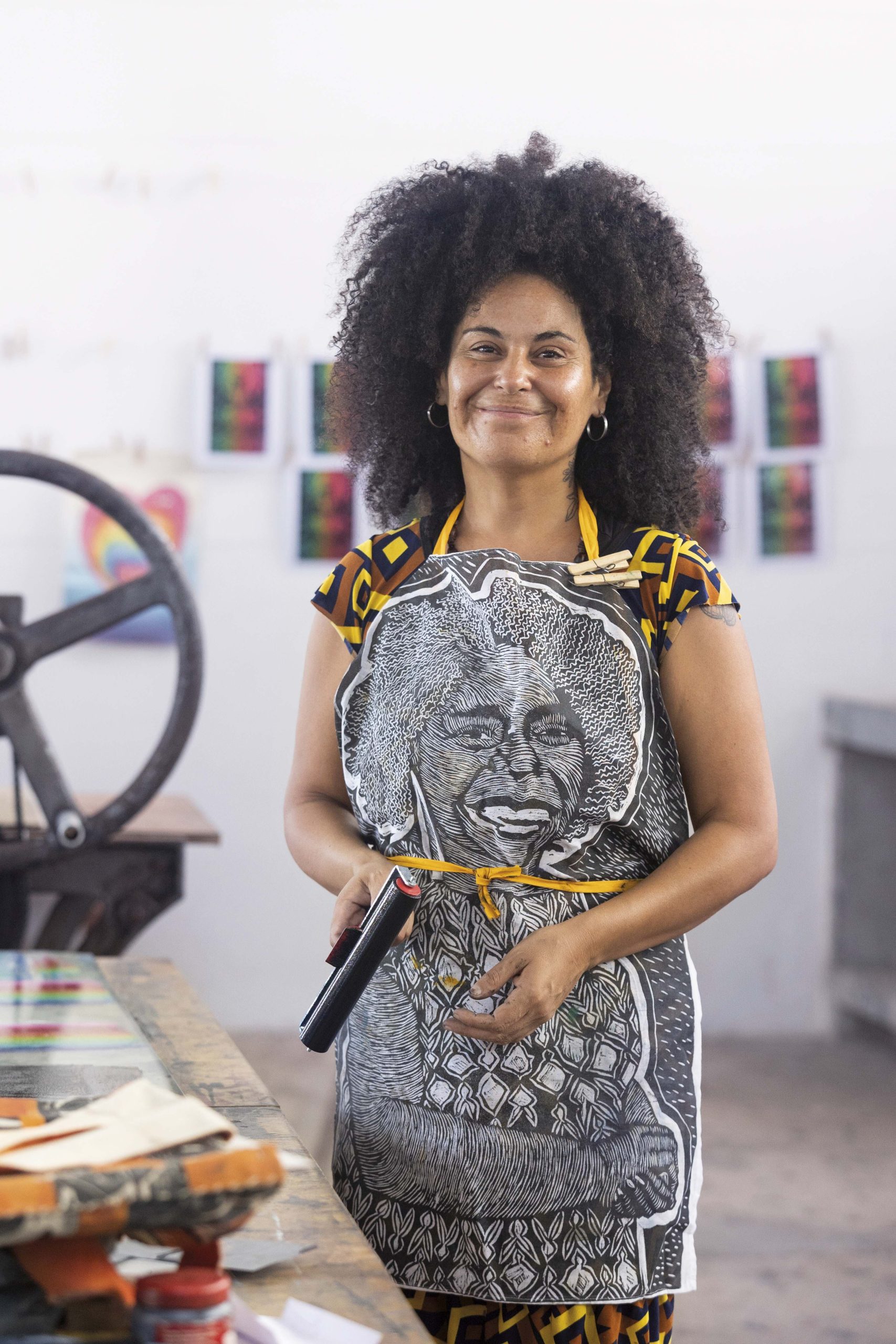 Sol Crisálida, artista afroargentina, trabajando en los talleres del Museo de Arte Moderno.