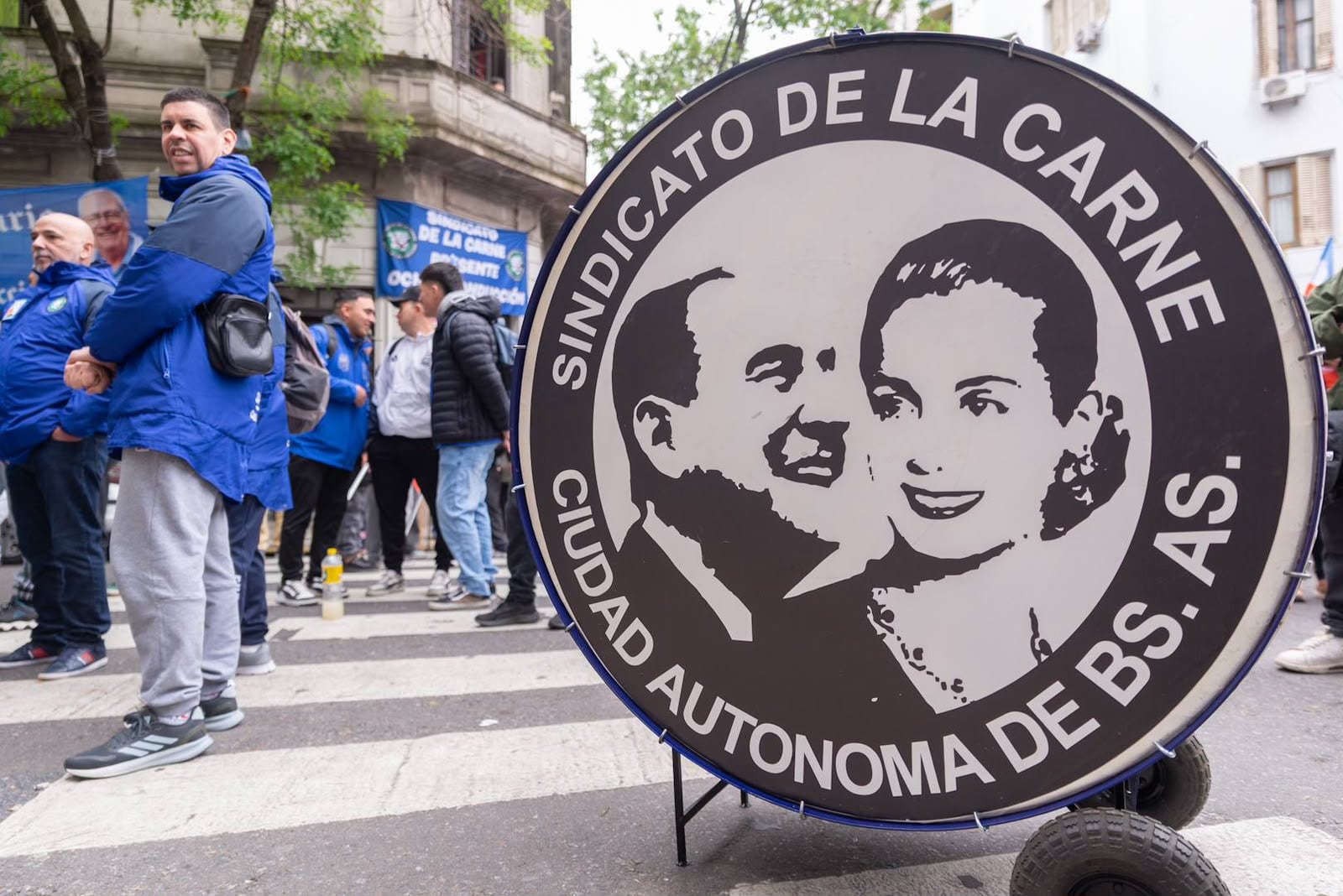 Algunas personas comienzan a llegar a San José 1111; el Sindicato de la Carne le lleva un asado a Cristina Kirchner