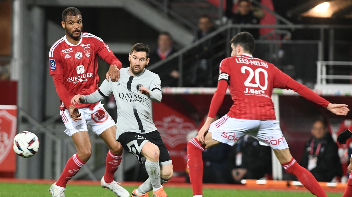 Steve Mounié enfrentó a Lionel Messi cuando Stade Brest se cruzó con París Saint-Germain. (Foto: AFP)