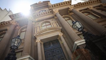 La suba del riesgo país encarece el crédito para la Argentina y en el mercado hay dudas sobre cómo se pagará la deuda de 2027