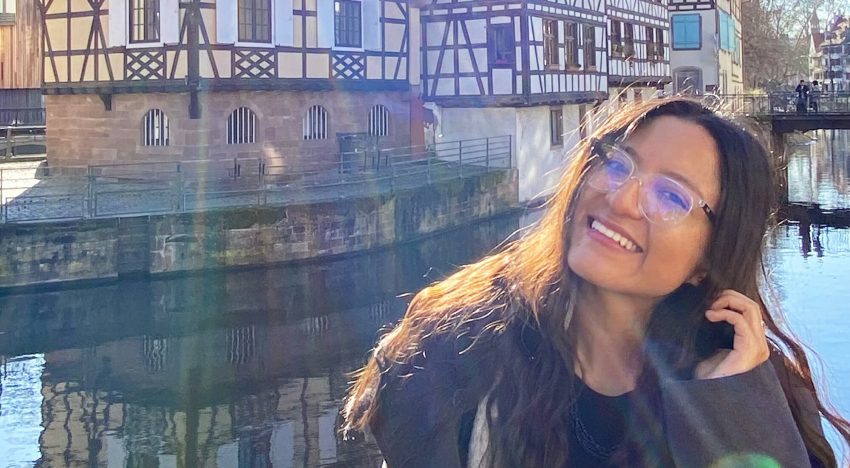 Tras sentirse censurada en su país, llegó sola a los 16 y relata el impacto argentino: “Menor influencia de la religión”