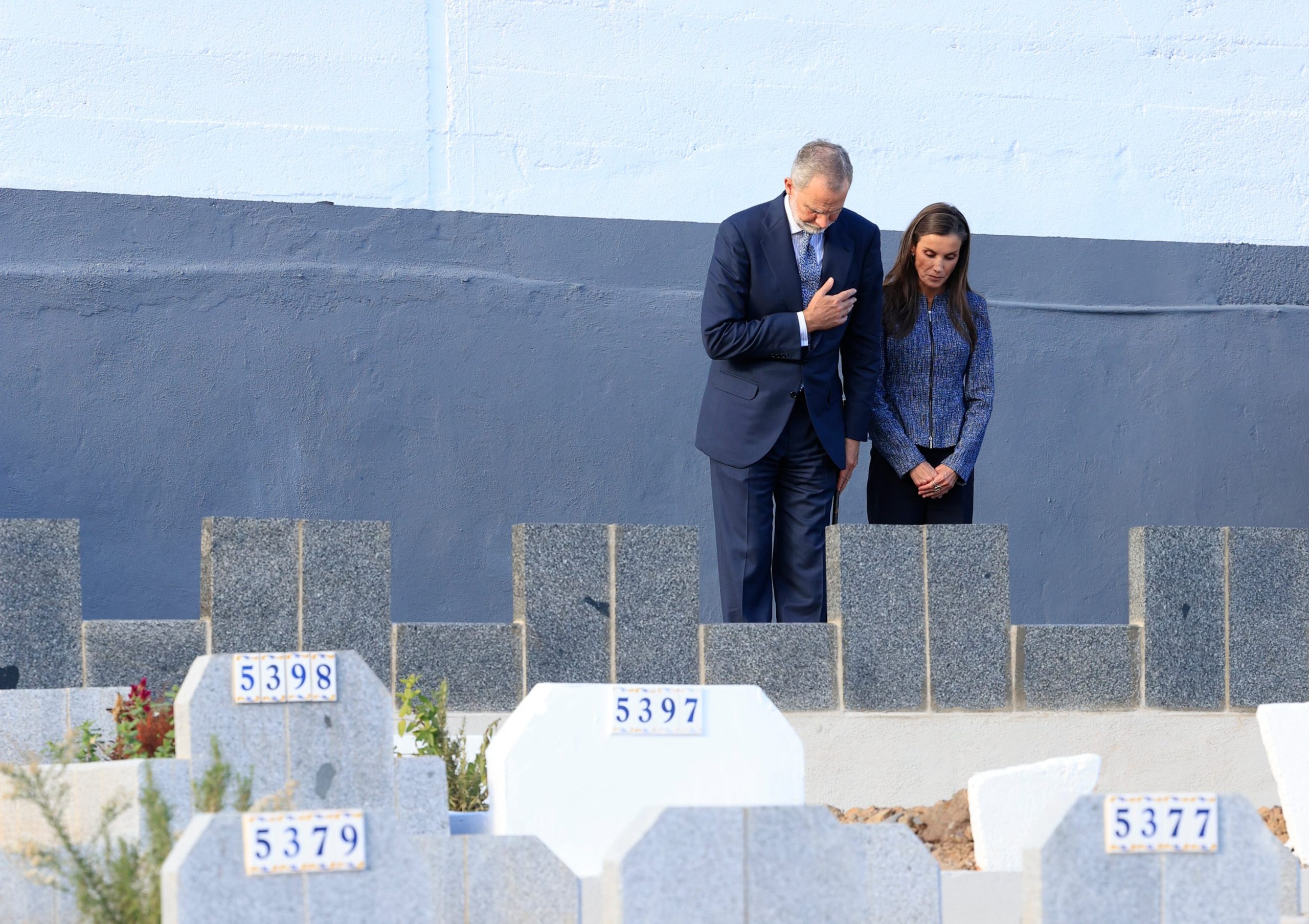 Los Reyes, este martes durante su visita al cementerio de Sidi Embarek en Ceuta.