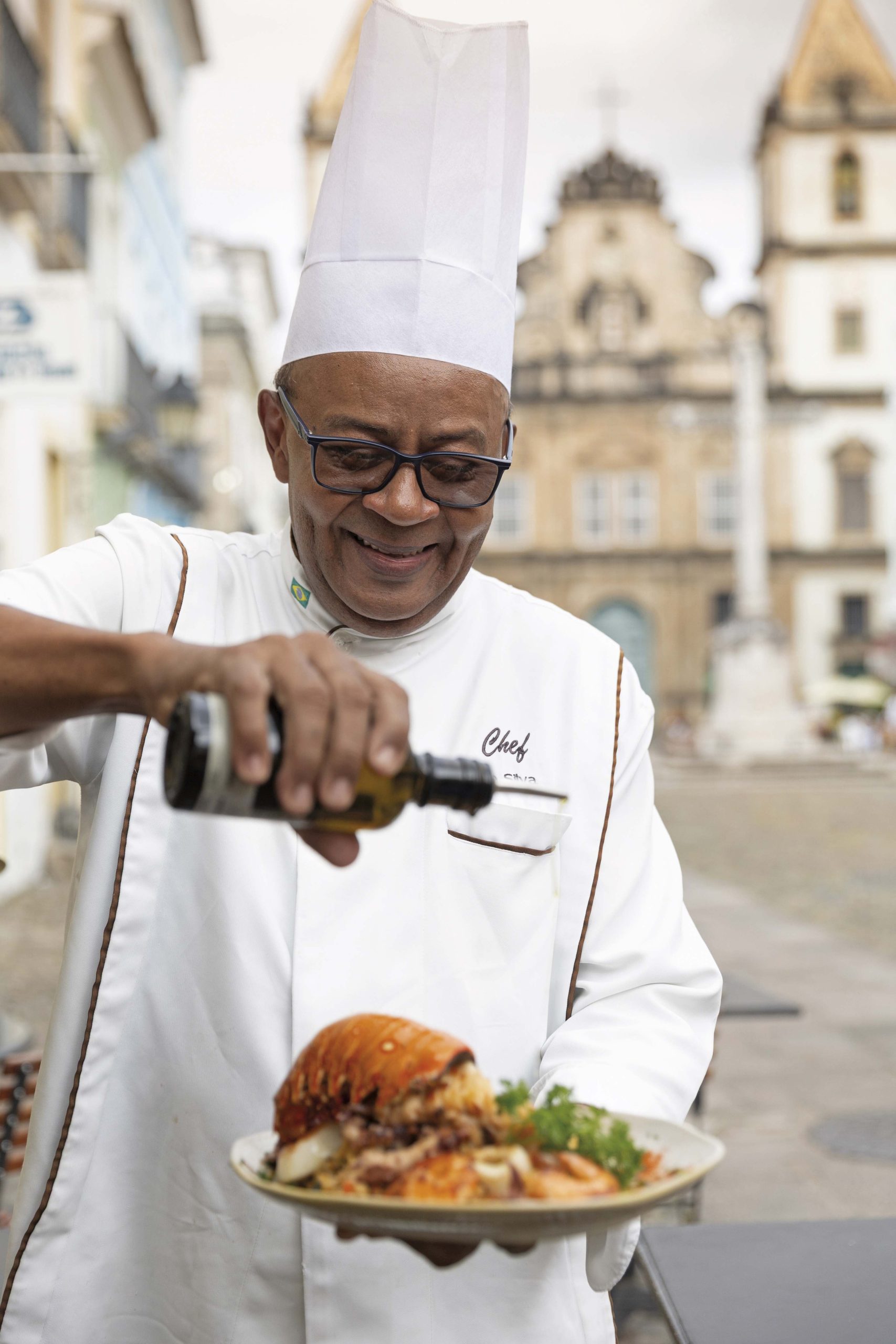 El chef João Silva, de Cuco Bistrô, dando el toque final a su Arroz Bahia de Todos Os Santos.