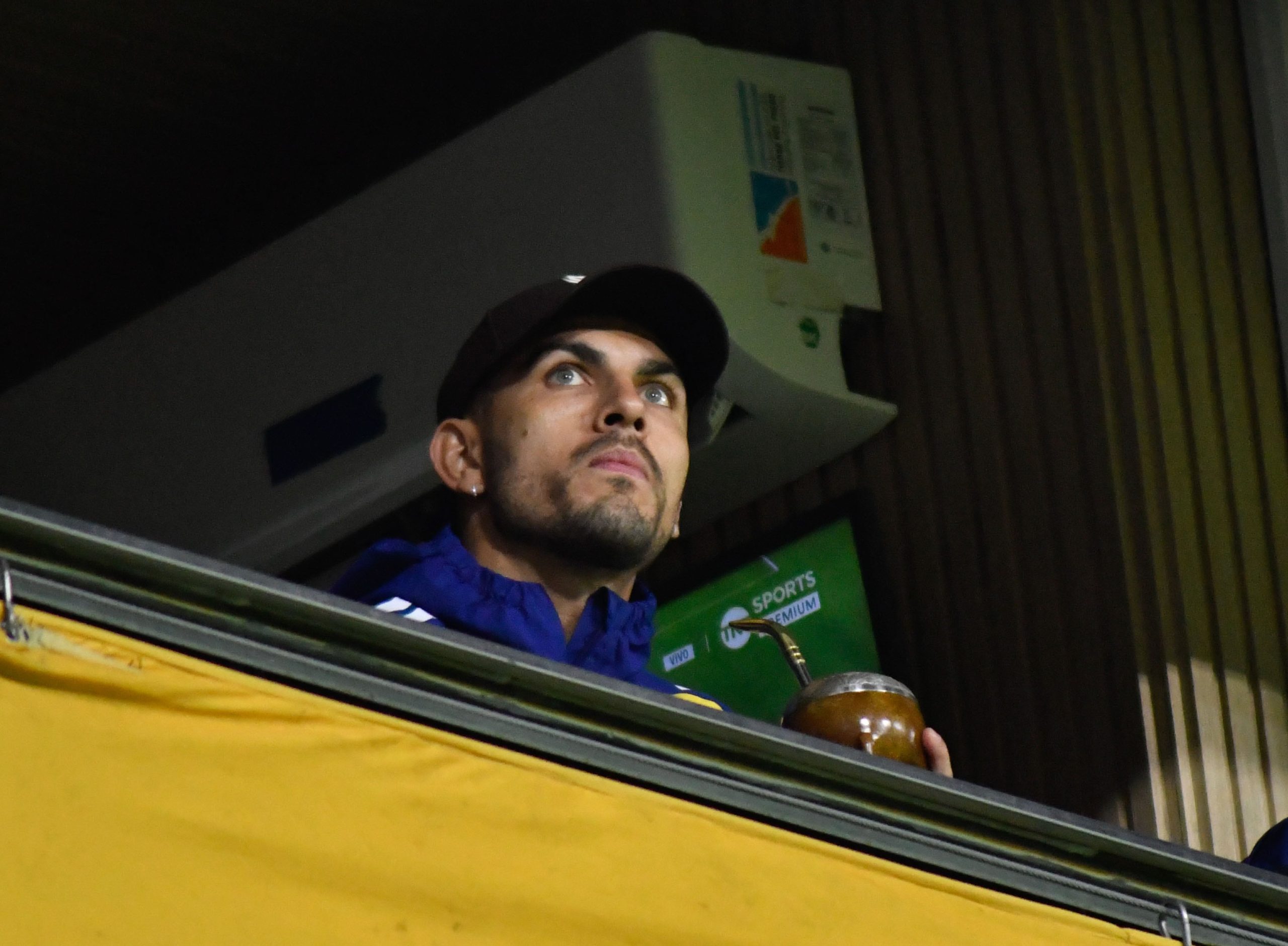 Leandro Paredes estuvo en un palco en el estadio de Boca; se rumorea que jugará en Río de Janeiro y Arruabarrena jugó con esa incertidumbre.