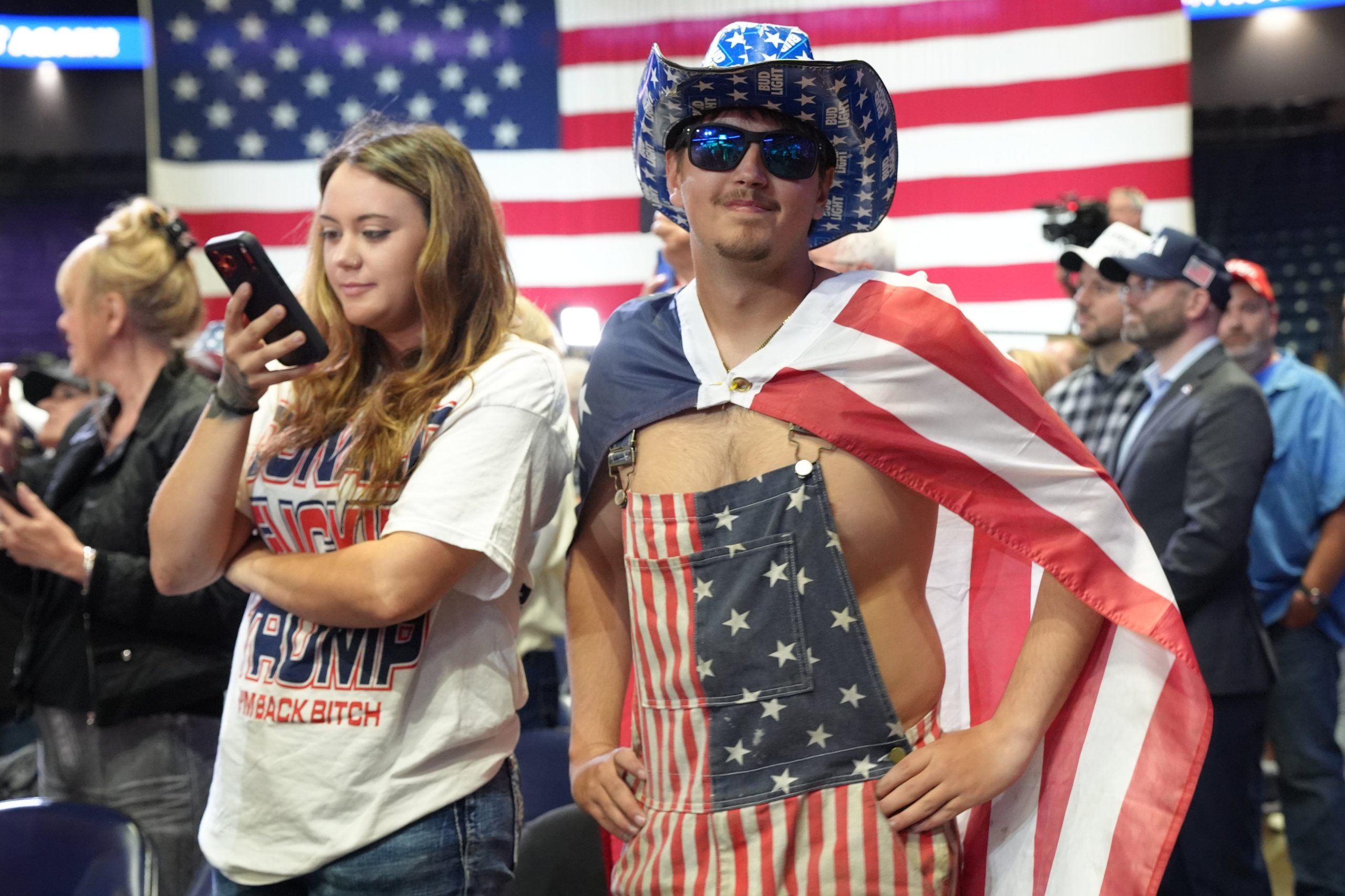 Asistentes llegan al Covelli Centre antes del discurso del presidente de Estados Unidos, Donald Trump, durante un acto de campaña en Youngstown, Ohio