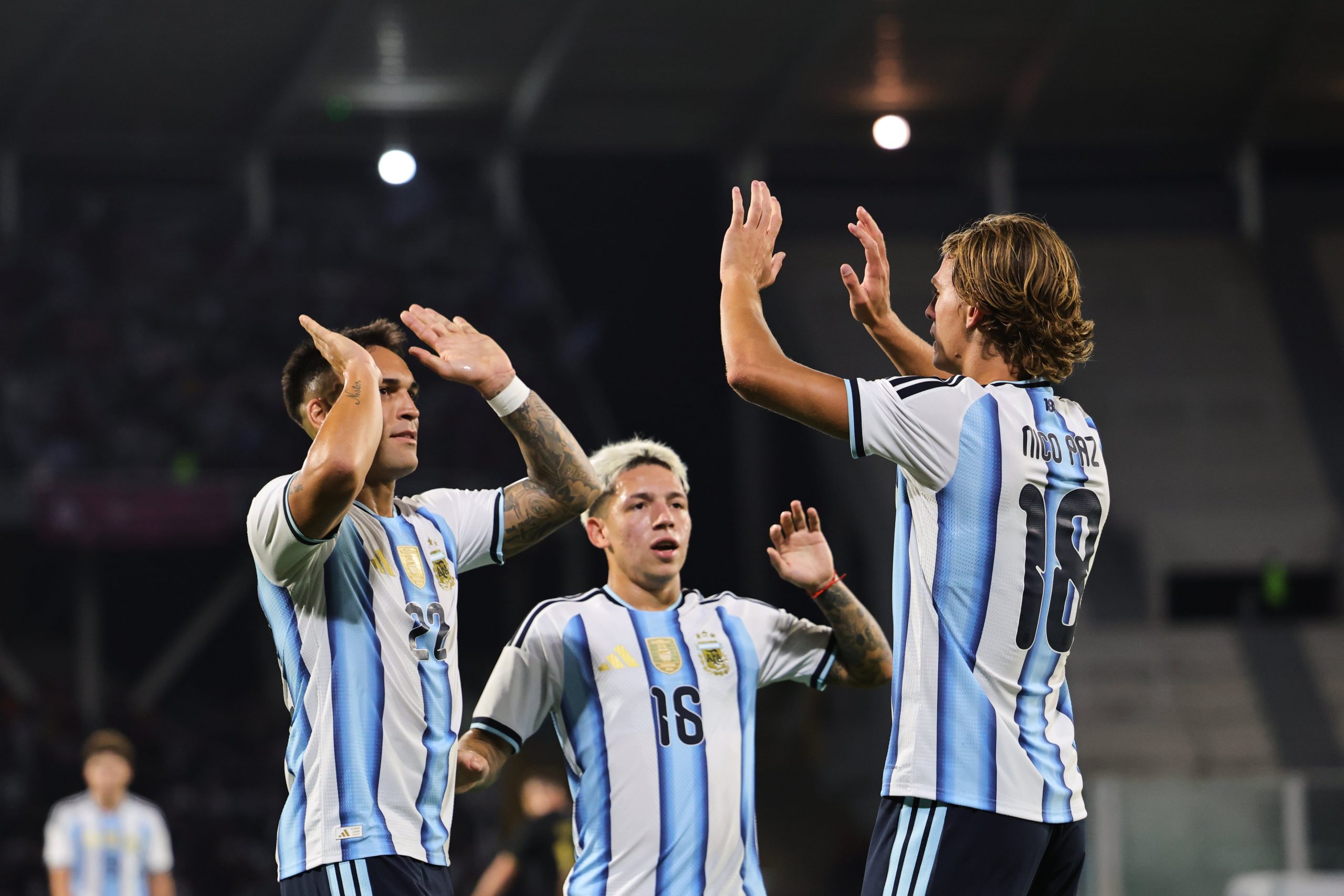 Lautaro Martínez, Gianluca Prestianni y Nico Paz, con la camiseta argentina en el amistoso ante Bolivia