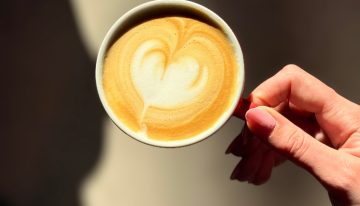 Un nuevo estudio revela que tomar café no es (tan) malo para el corazón y cuántas tazas deberías tomar por día