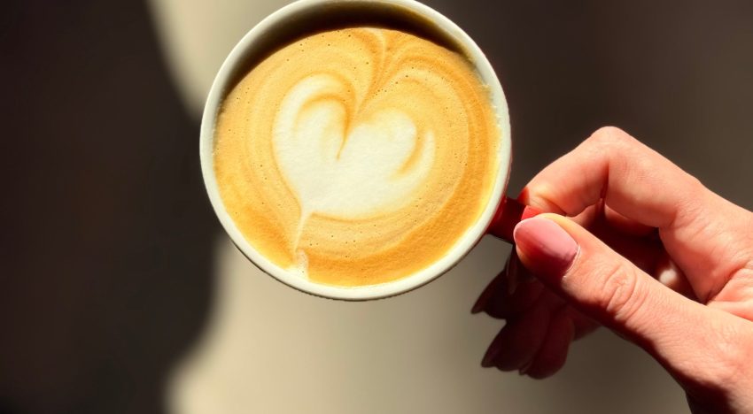 Un nuevo estudio revela que tomar café no es (tan) malo para el corazón y cuántas tazas deberías tomar por día