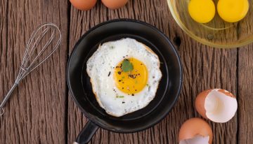 Los chefs coinciden: “Para que los huevos fritos queden más tiernos, reemplazá parte del aceite por unas gotas de agua”