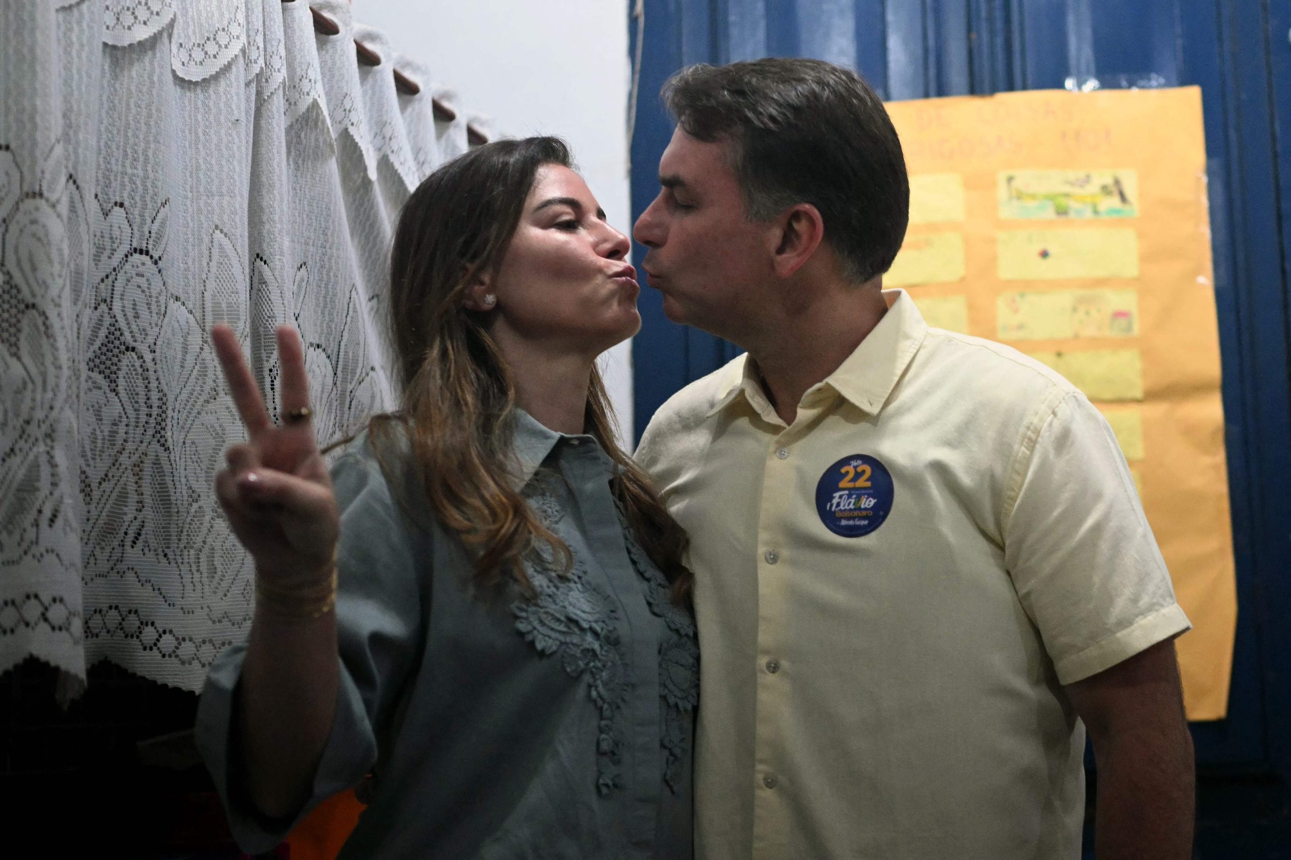 Flavio y Fernanda Bolsonaro el domingo de la votación 