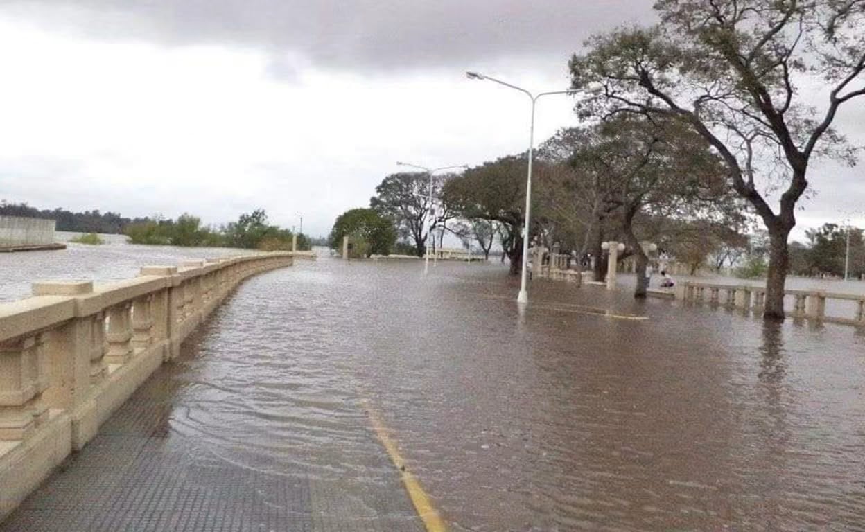 La zona baja en la costanera de Concordia, inundada tras la crecida del río Uruguay