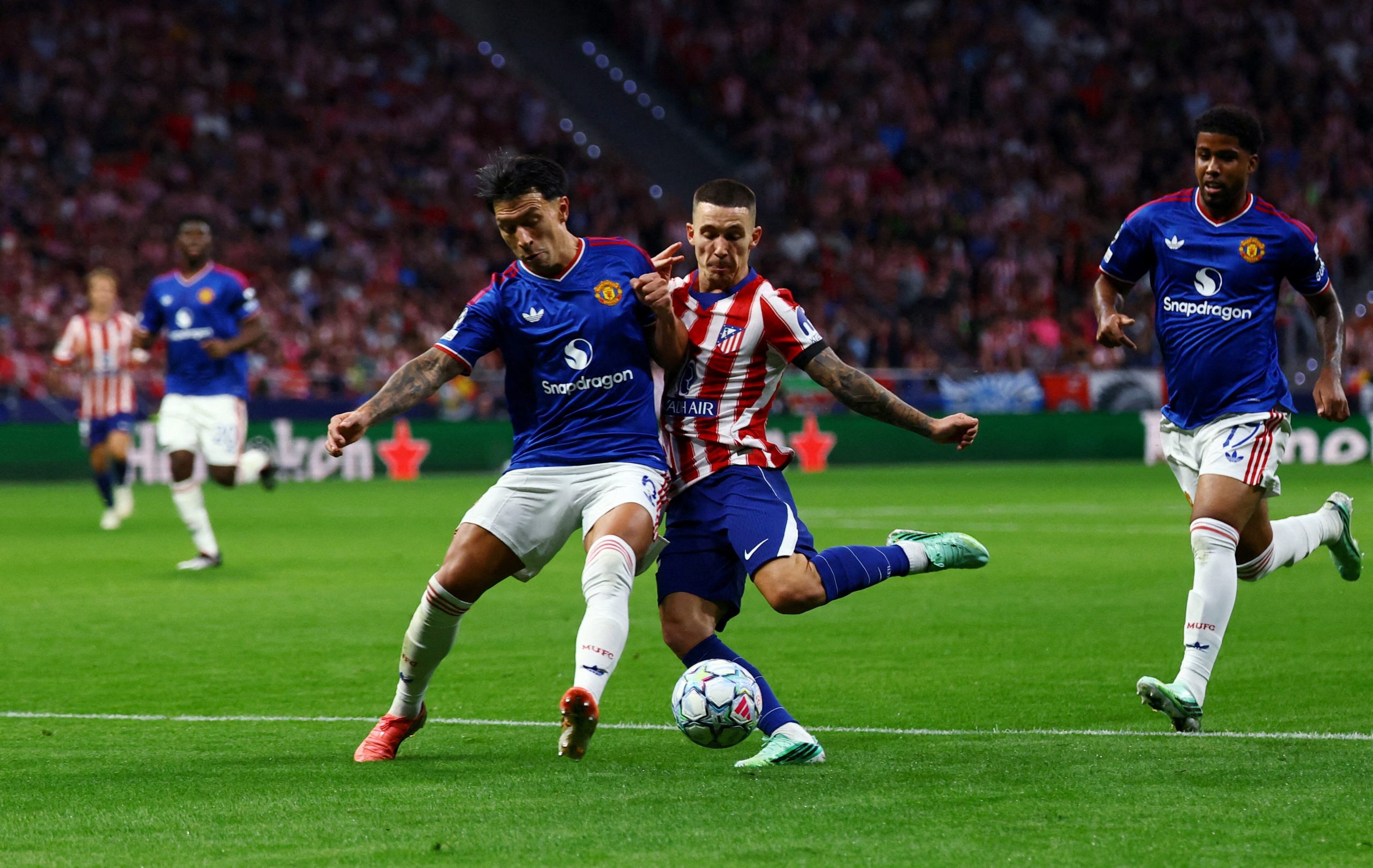 Lisandro Martínez en la derrota del Manchester United frente al Atlético Madrid. (Foto: Reuters)