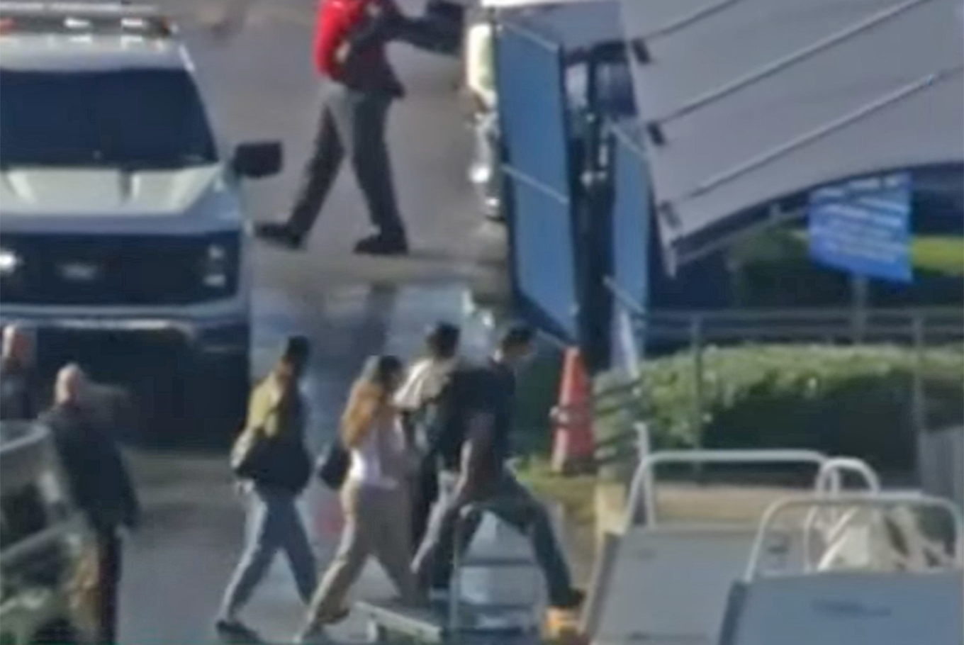GFlavio Bolsonaro y su familia al bajar del avión en Miami