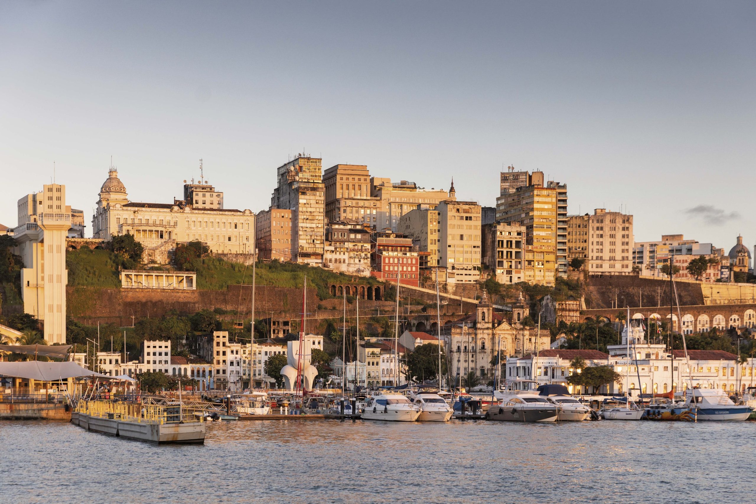 Salvador –Ciudad Baja y Ciudad Alta– vista desde el agua.