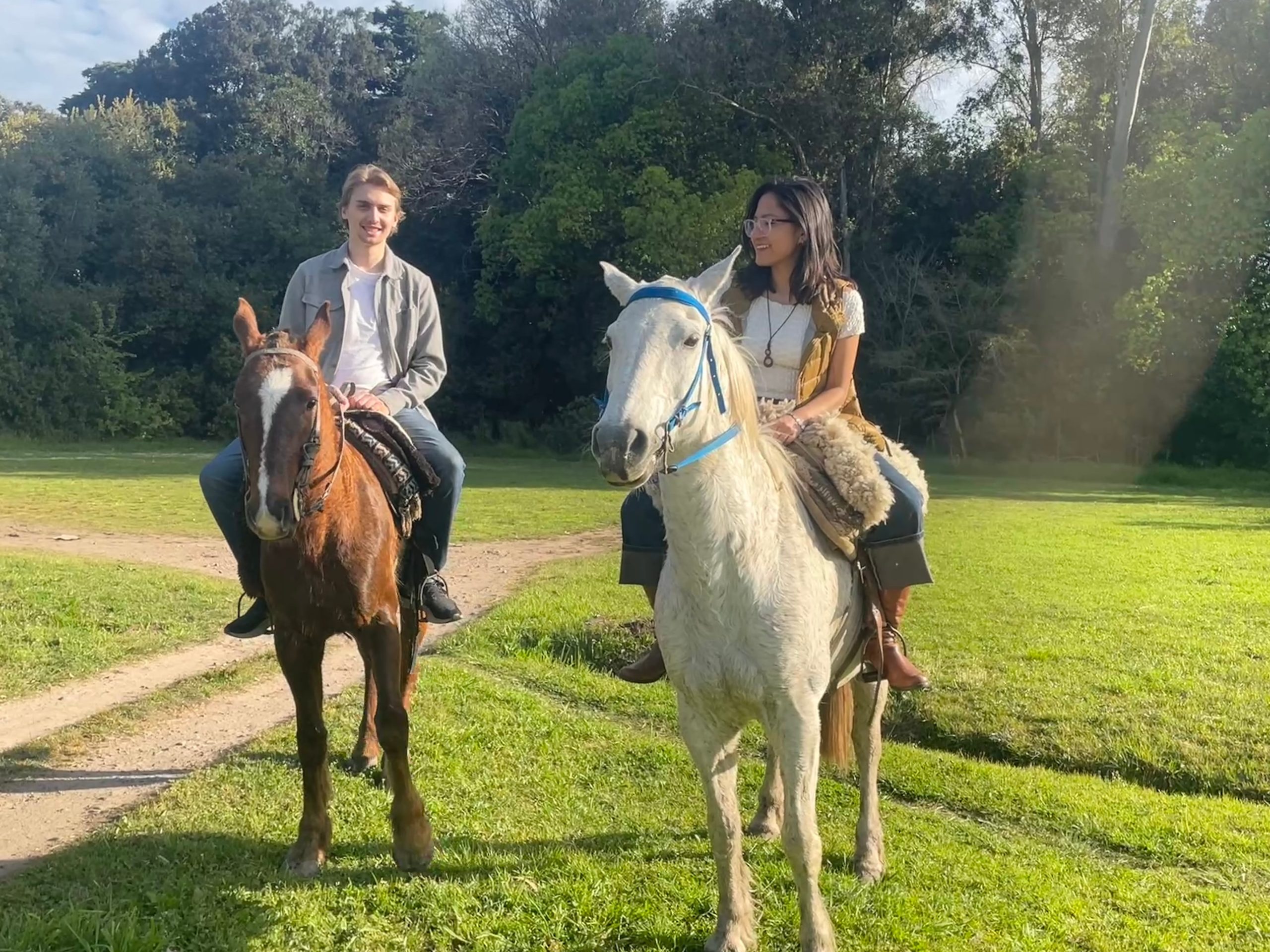 Pia, junto a su novio.