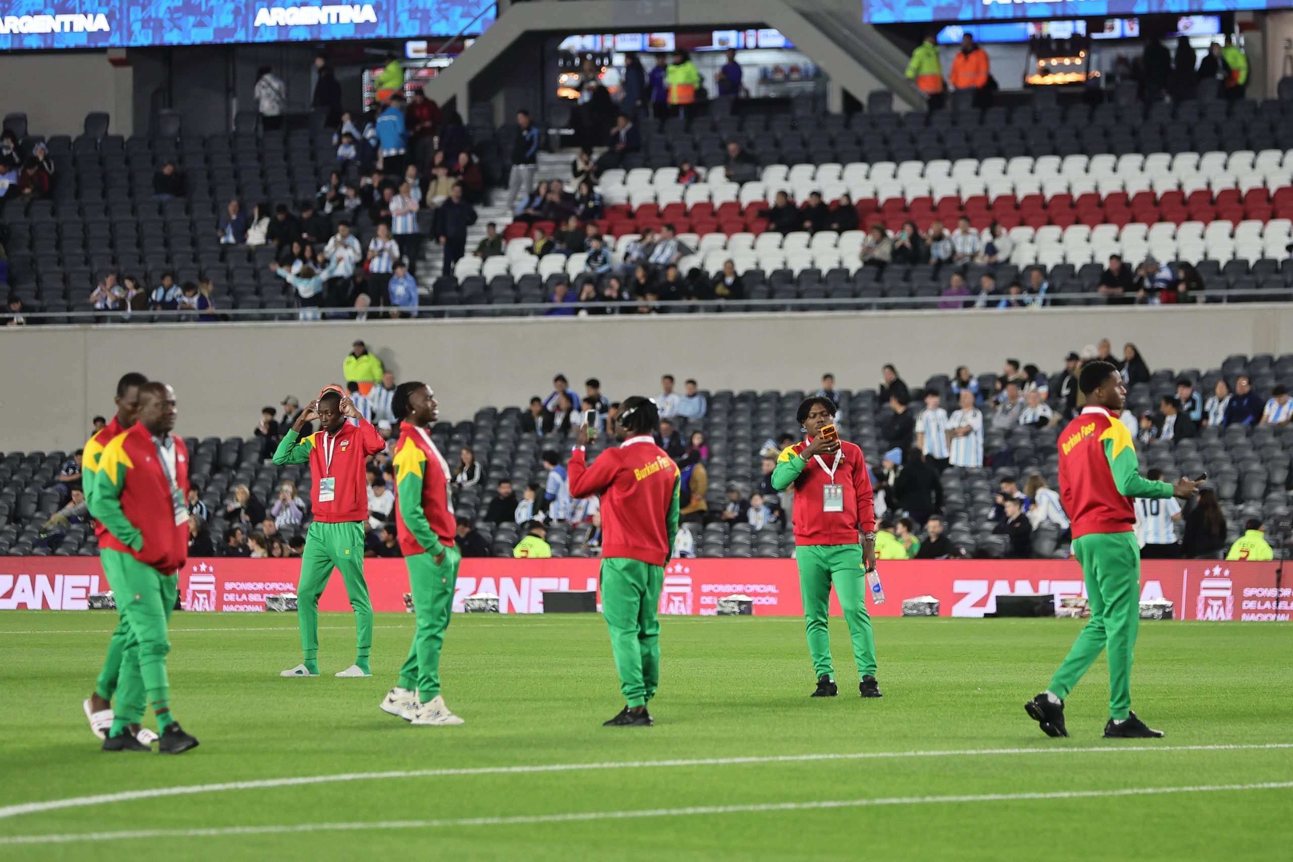 Los jugadores de Burkina Faso se sacan fotos en el Monumental